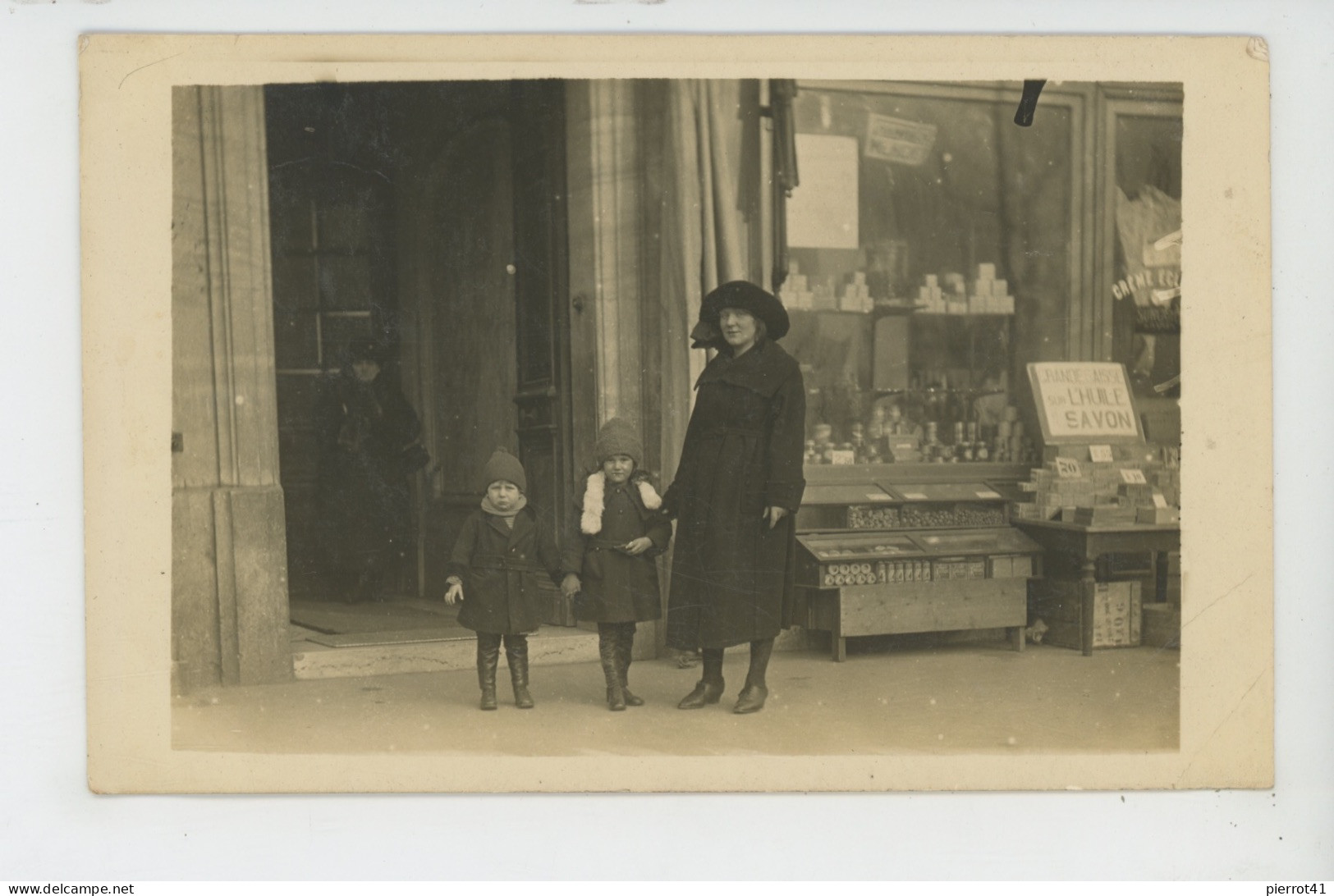 COMMERCE - QUINCAILLERIE - Carte Photo Femme Et Enfants Posant Devant Une Quincaillerie Début XXème (savons En Vente) - Tiendas