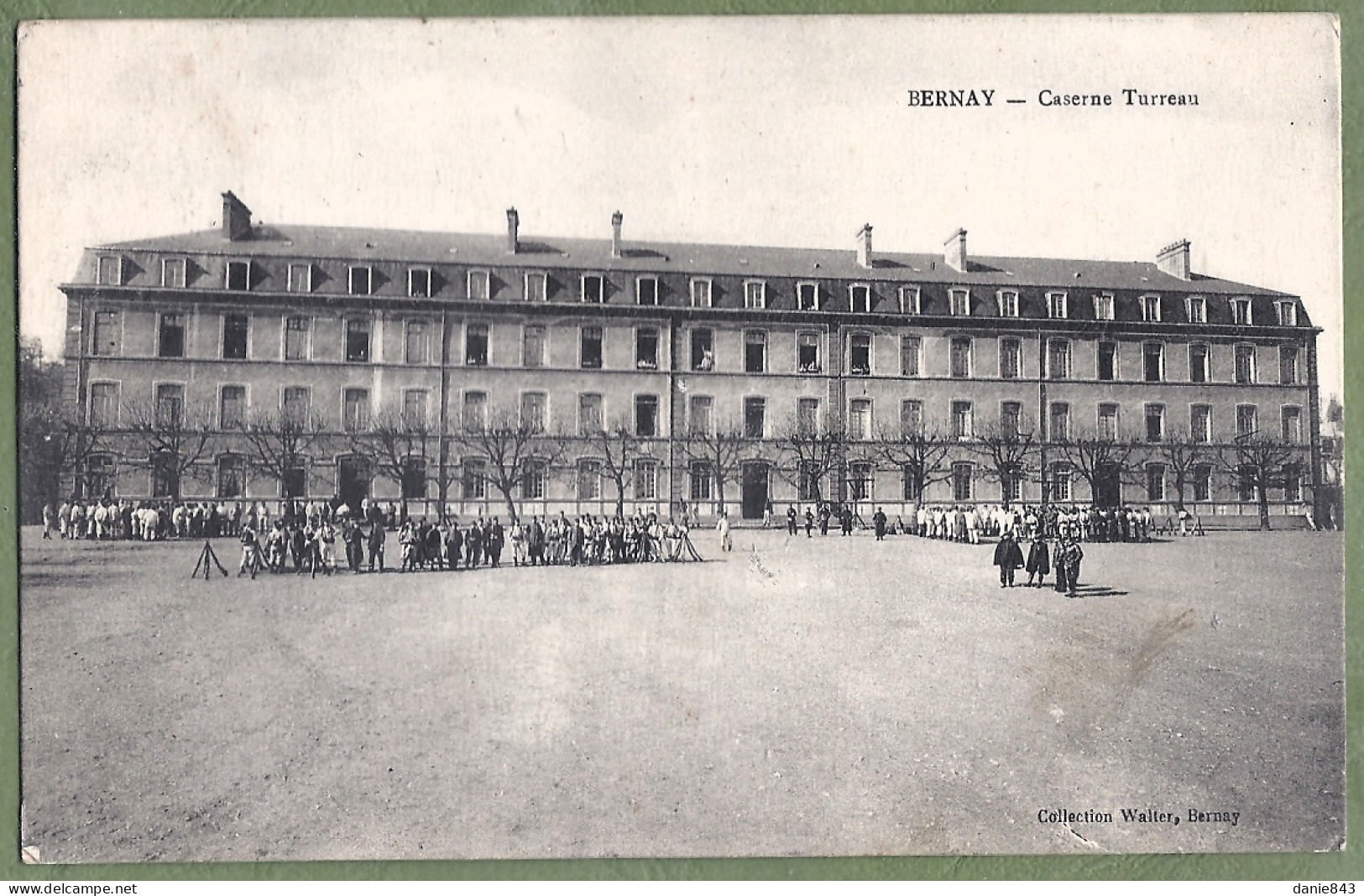 CPA - EURE - BERNAY - CASERNE TURREAU- Animation Militaire - Bernay