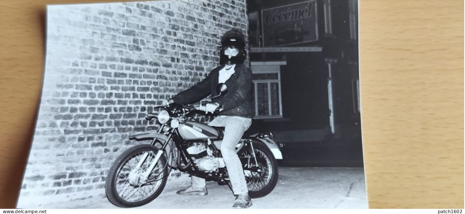 Ancienne Moto Yamaha Avec Son Proprietaire PHOTO  13/9 Cm - Anonyme Personen