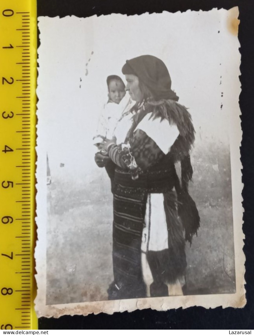 #15     Anonymous Persons - Macedonia  Bitola Gradesnica  - Woman With Baby In Folklore Costume - Anonyme Personen