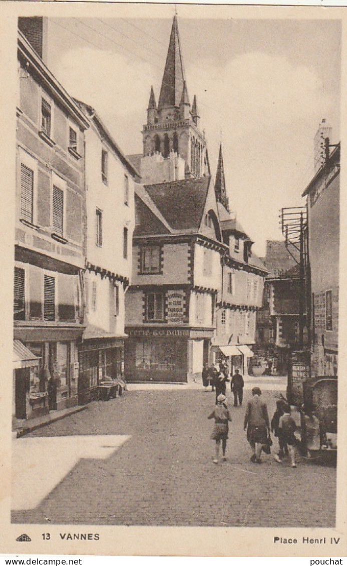 SO 21-(56) VANNES - PLACE HENRI IV - COMMERCES - 2 SCANS - Vannes