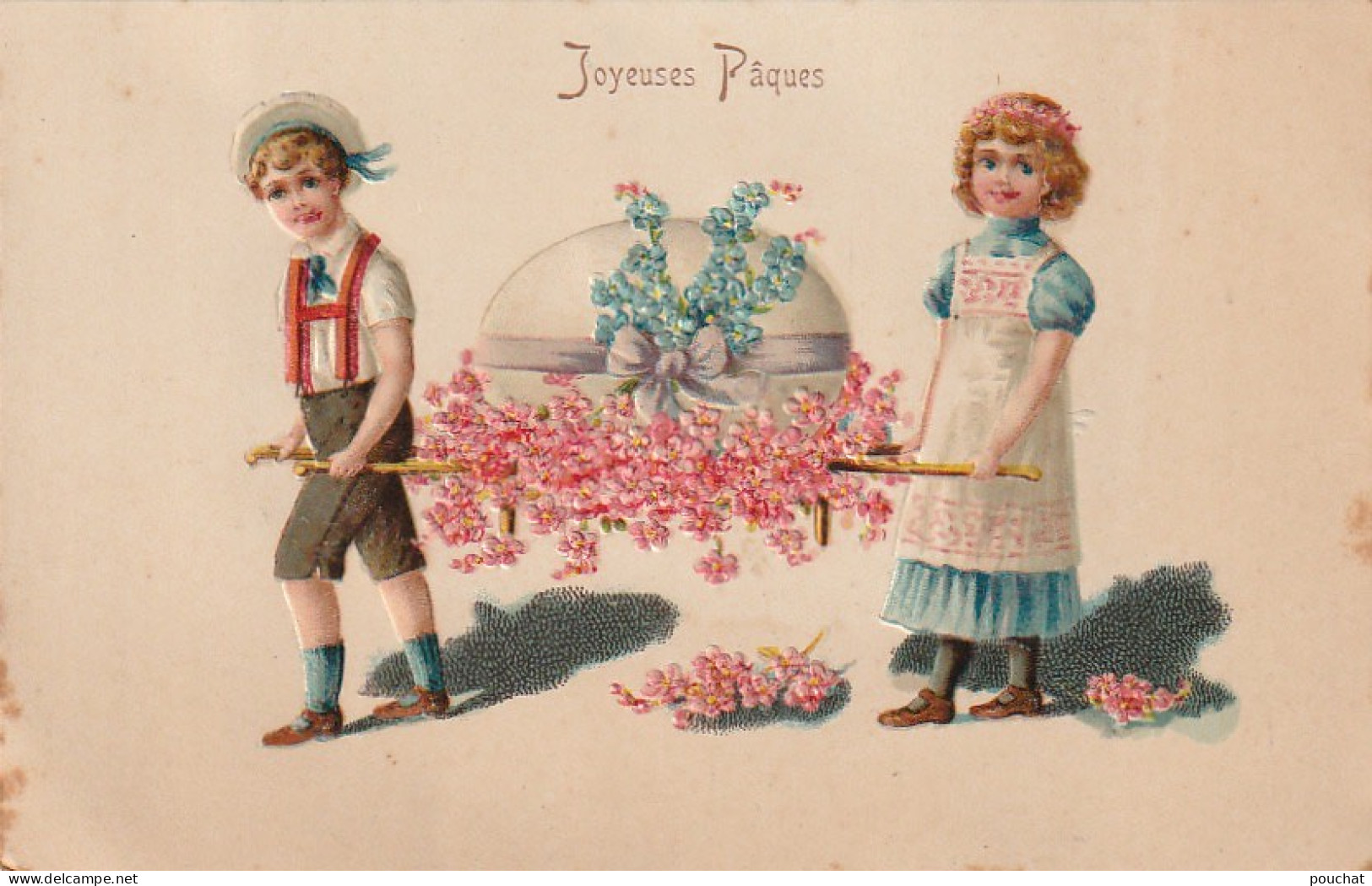 SO 28- " JOYEUSES PAQUES " - COUPLE D' ENFANTS PORTANT UN OEUF SUR LIT DE FLEURS - CARTE GAUFREE - 2 SCANS - Pascua