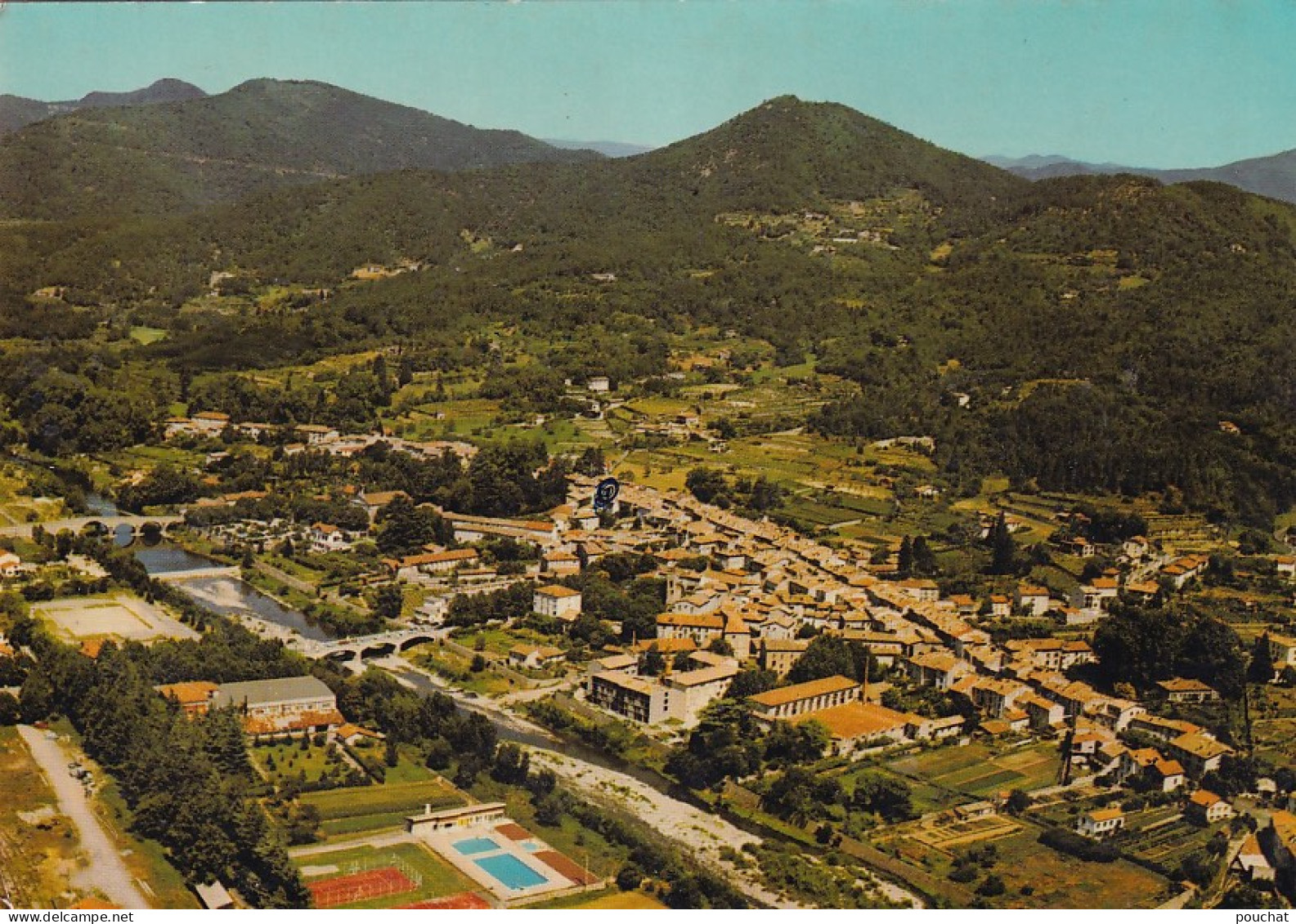 QU 27-(30) SAINT JEAN DU GARD - VUE AERIENNE DE LA VILLE - A GAUCHE , LE VIEUX PONT SUR LE GARDON - Saint-Jean-du-Gard