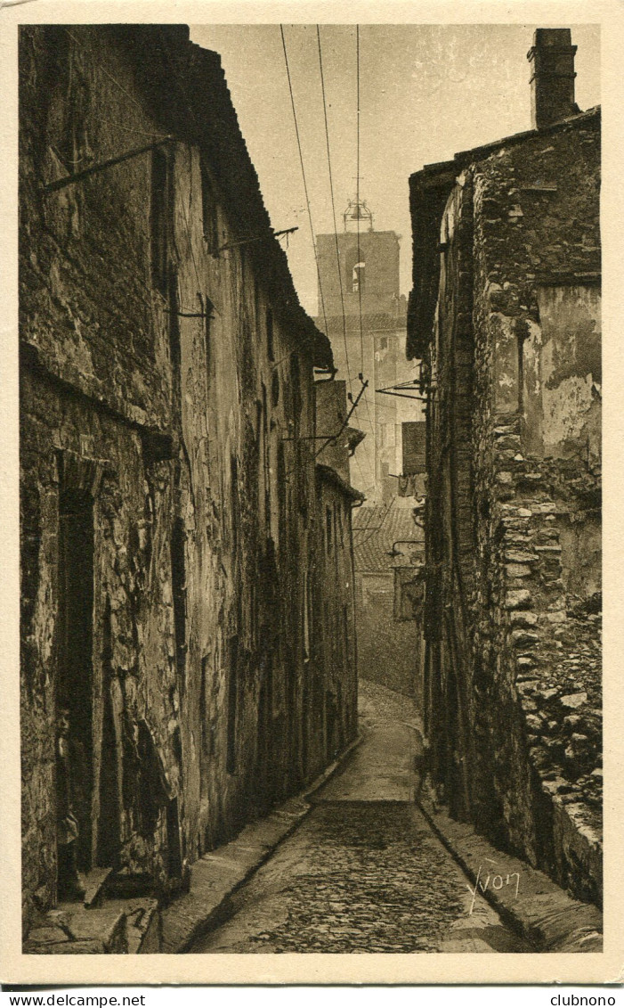 CPA - HYERES - LE CLOCHER DE SAINT-PAUL VUE A TRAVERS UNE VIEILLE RUE  - Hyeres