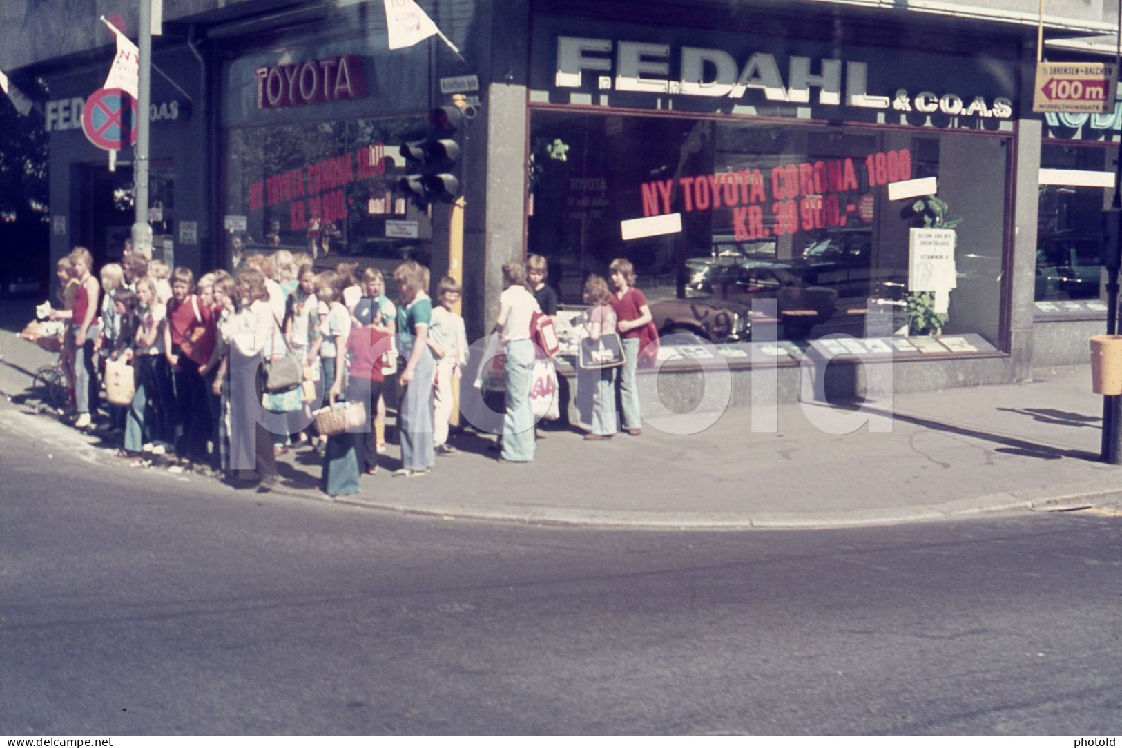 1977 F.E.DAHL TOYOTA CORONA 1600 CAR STAND OSLO NORGE AMATEUR 35mm DIAPOSITIVE SLIDE Not PHOTO No FOTO NB4109 - Diapositives (slides)