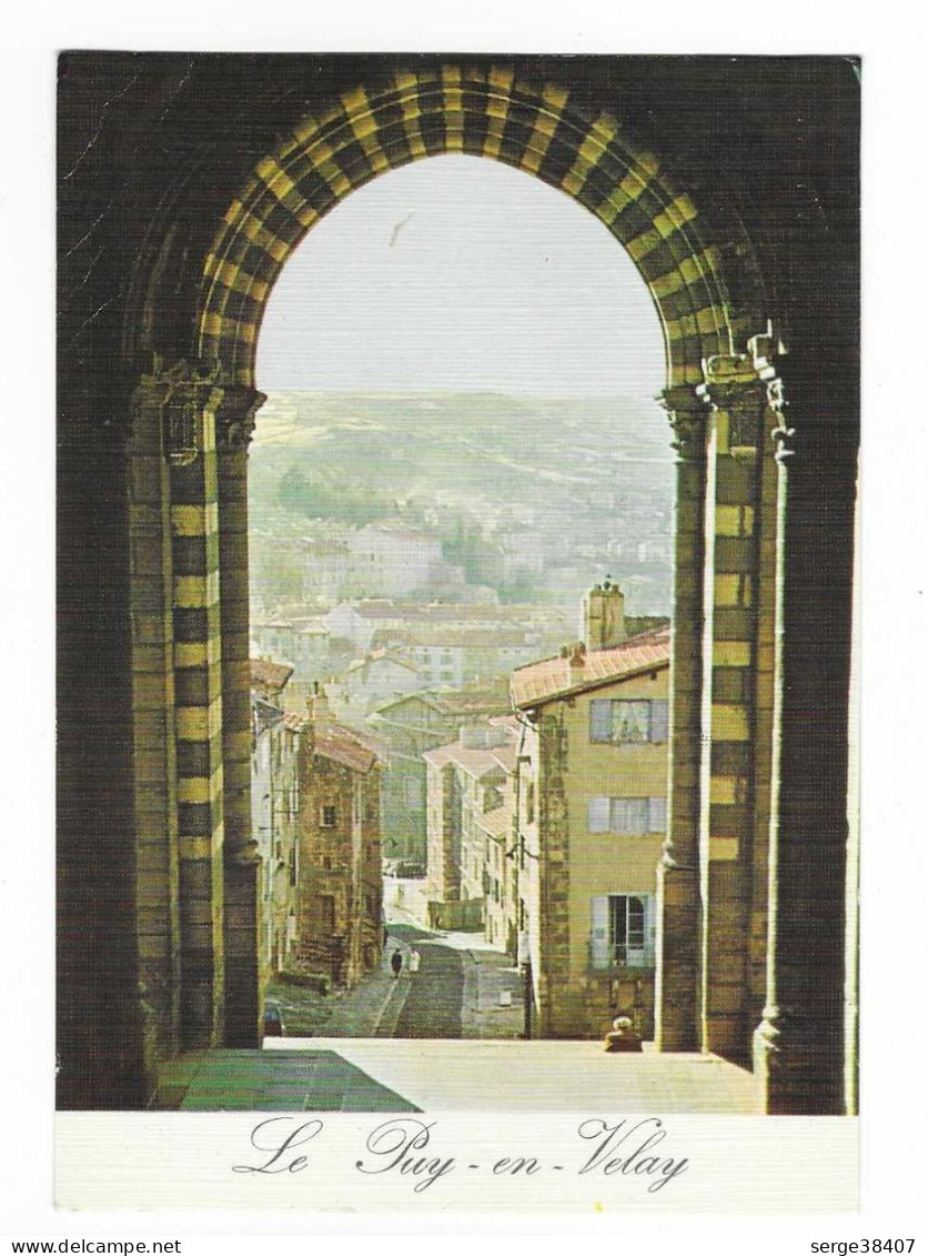 Le Puy En Velay - Rue Des Tables - Grand Porche - N°16353 # 3-24/15 - Le Puy En Velay