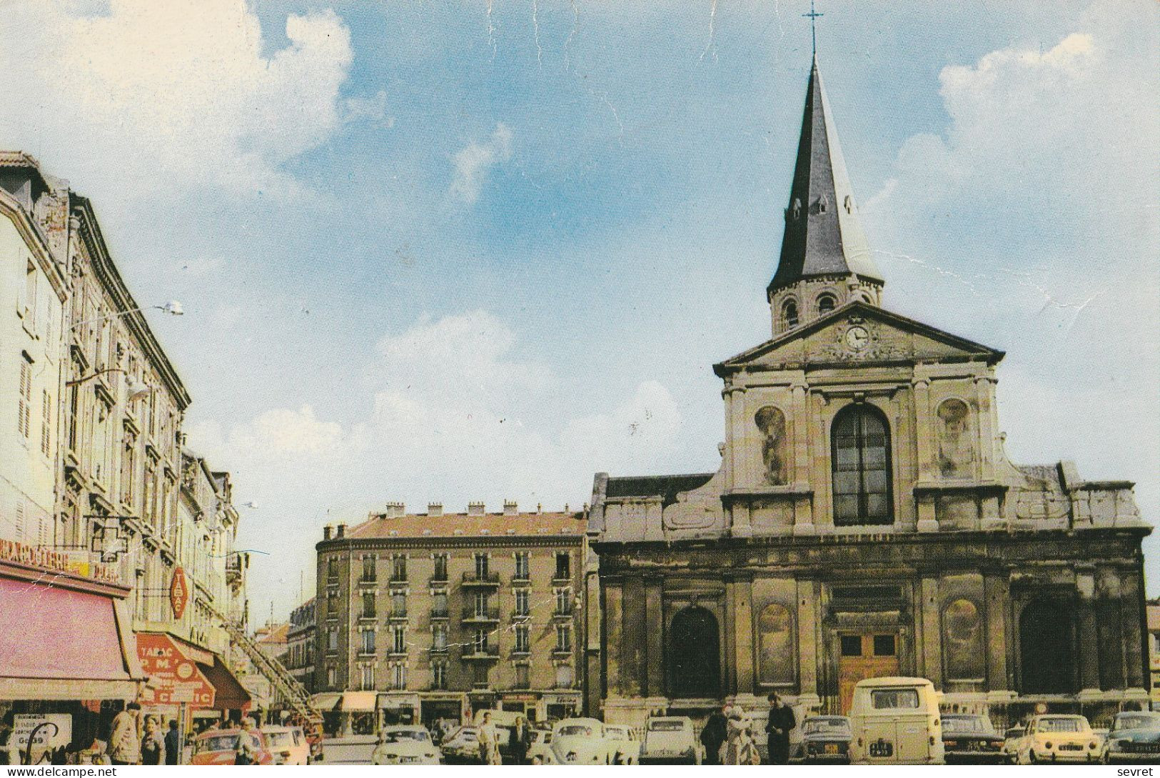 RUEIL MALMAISON . - L'Eglise.  Beau Plan De Voitures Années 70.CPM RARE - Rueil Malmaison