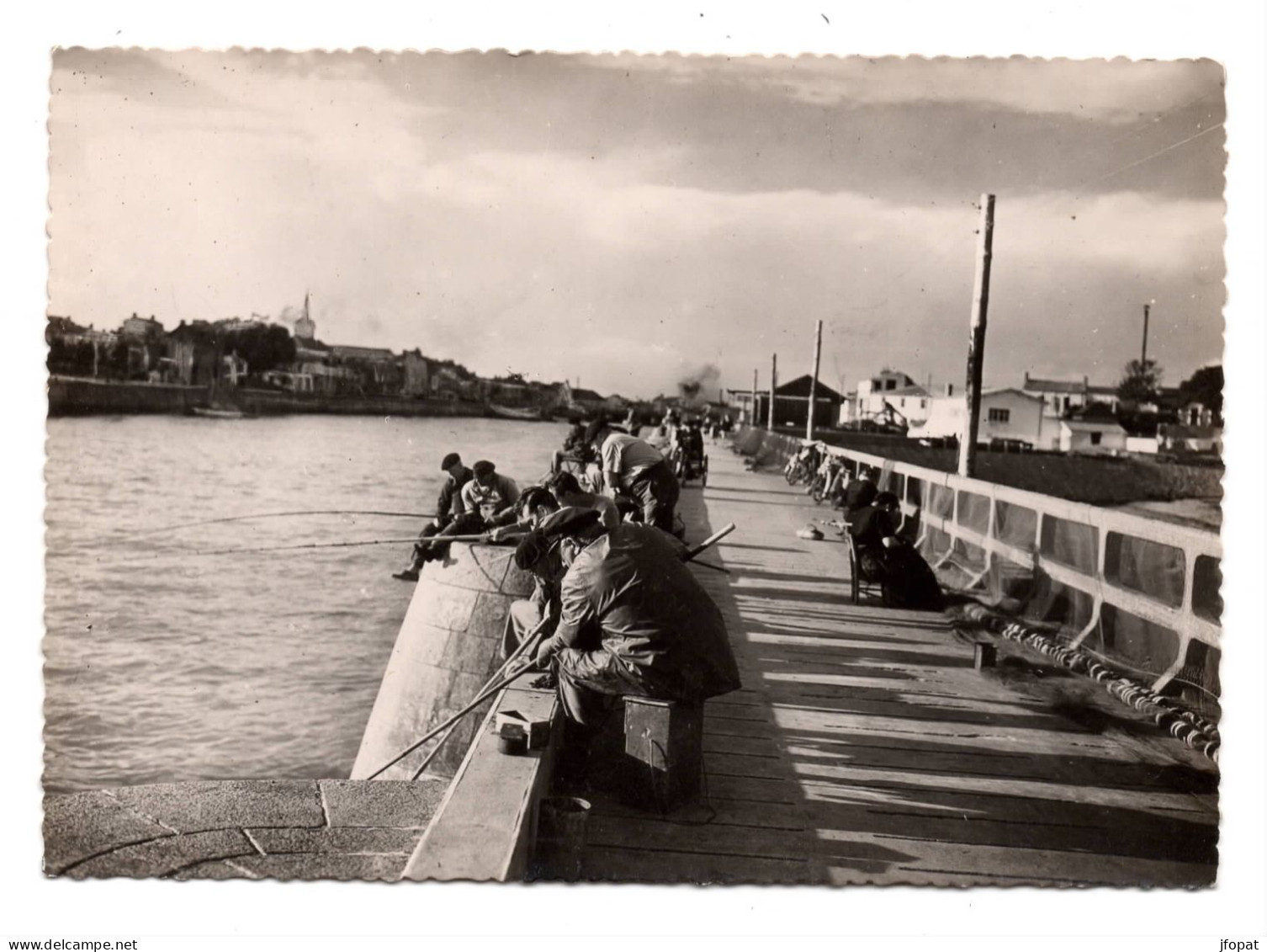 85 VENDEE - LES SABLES D'OLONNE Pêcheurs à La Ligne Sur L'Estacade - Sables D'Olonne