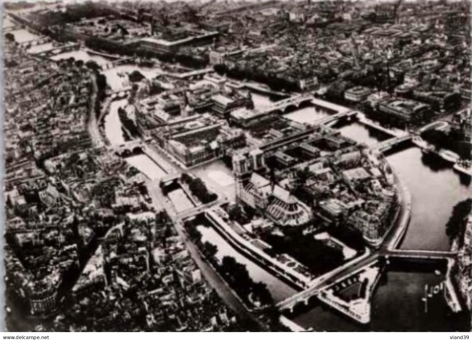 PARIS. -  Ile De La Cité. Et La Seine.    Non Circulée - De Seine En Haar Oevers