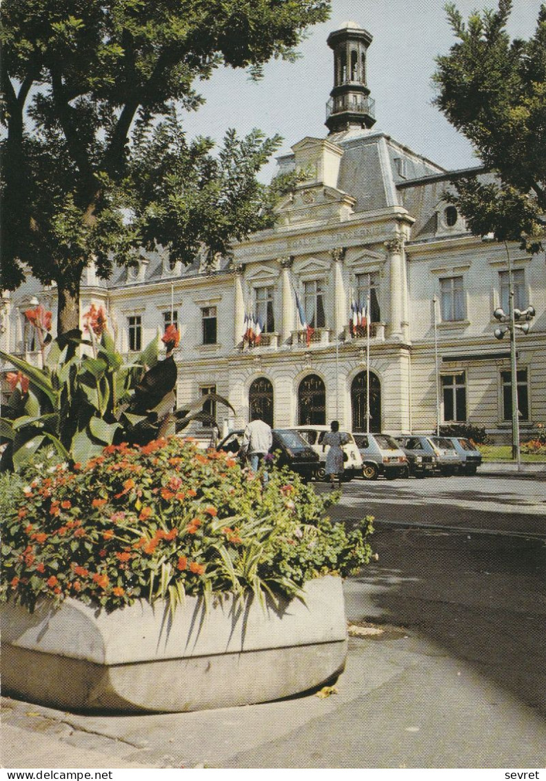 CLICHY . - L'Hôtel De Ville. CPM Pas Courante - Clichy