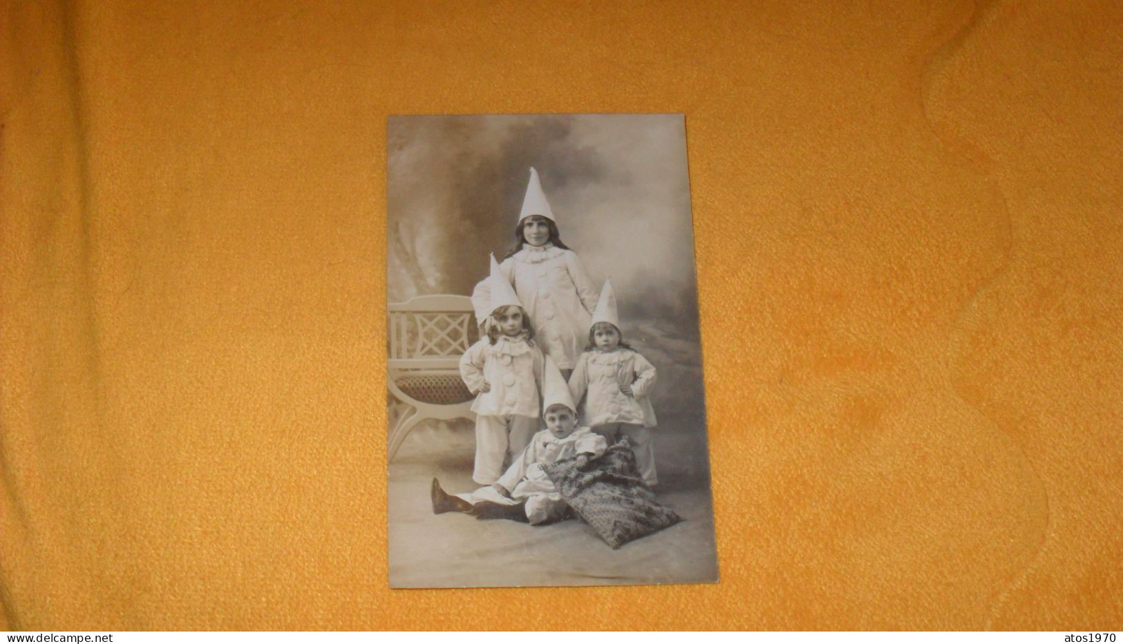 CARTE POSTALE PHOTO ANCIENNE NON CIRCULEE DATE ?../ SCENE ENFANTS HABILLES EN PIERROT?.. - Children And Family Groups