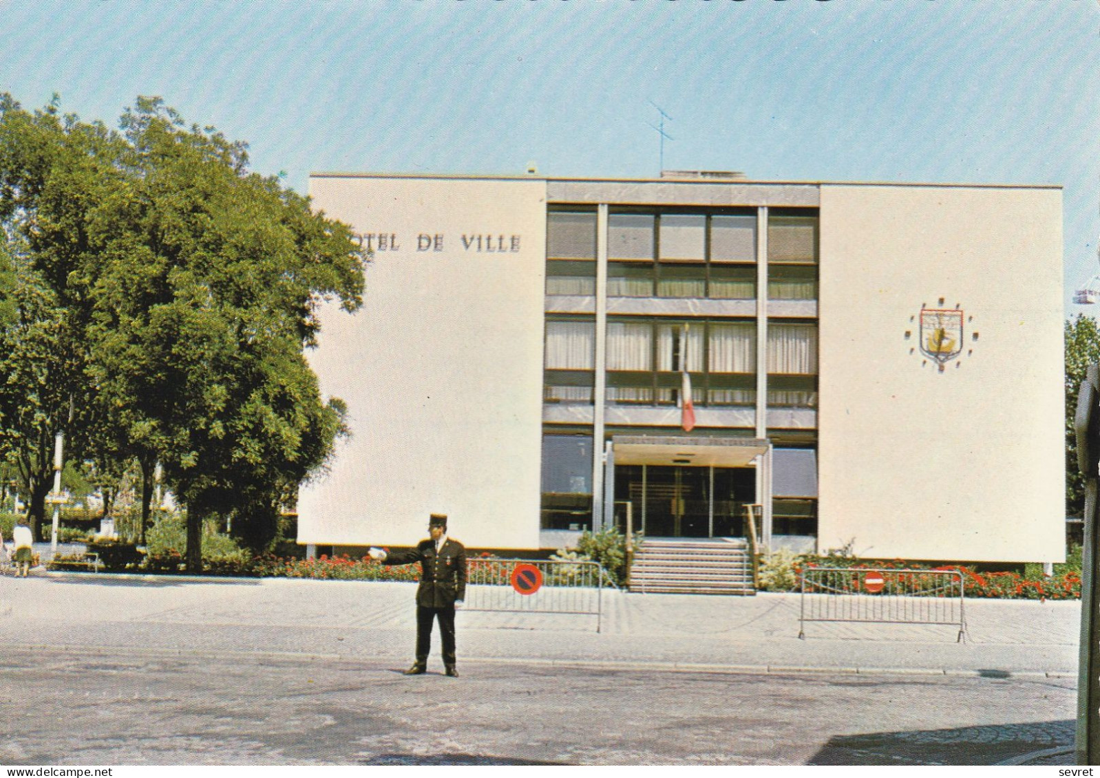 VILLENEUVE LA GARENNE. -  L'Hôtel De Ville.  Gendarme. CPSM Pas Courante - Villeneuve La Garenne