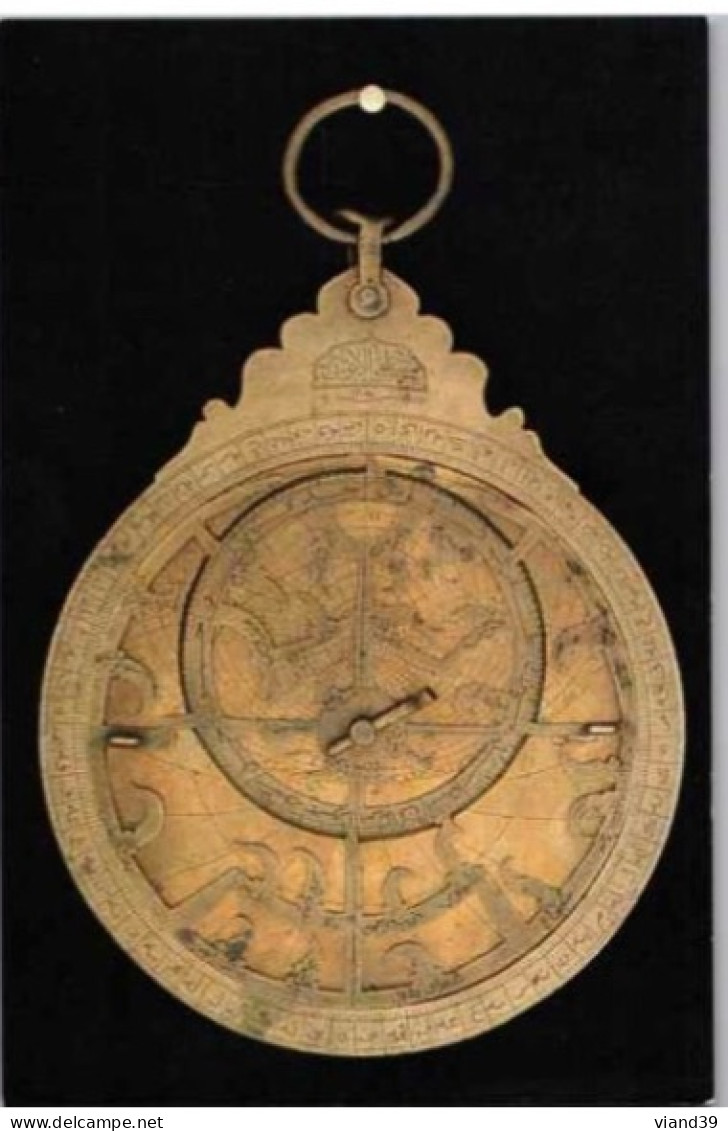 PARIS. -  Institut Du Monde Arabe. - Astrolabe Par Mustapha Al Ayyübi       Non Circulée - Museos