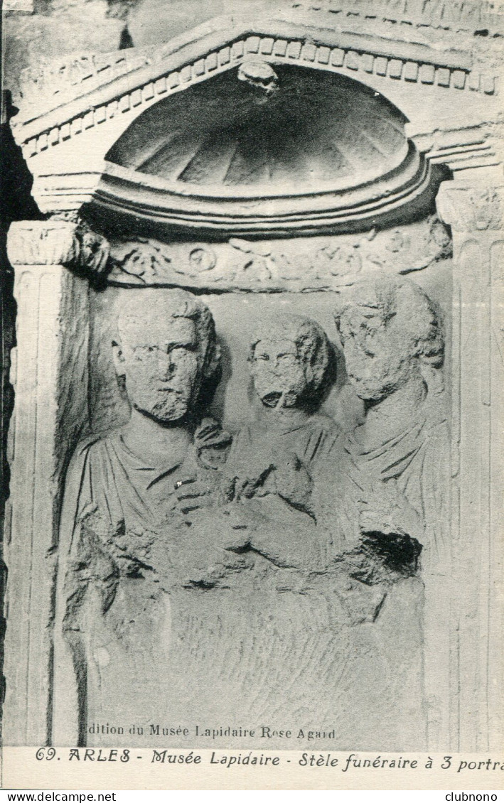 CPA - ARLES - MUSEE LAPIDAIRE - STELE FUNERAIRE - Arles