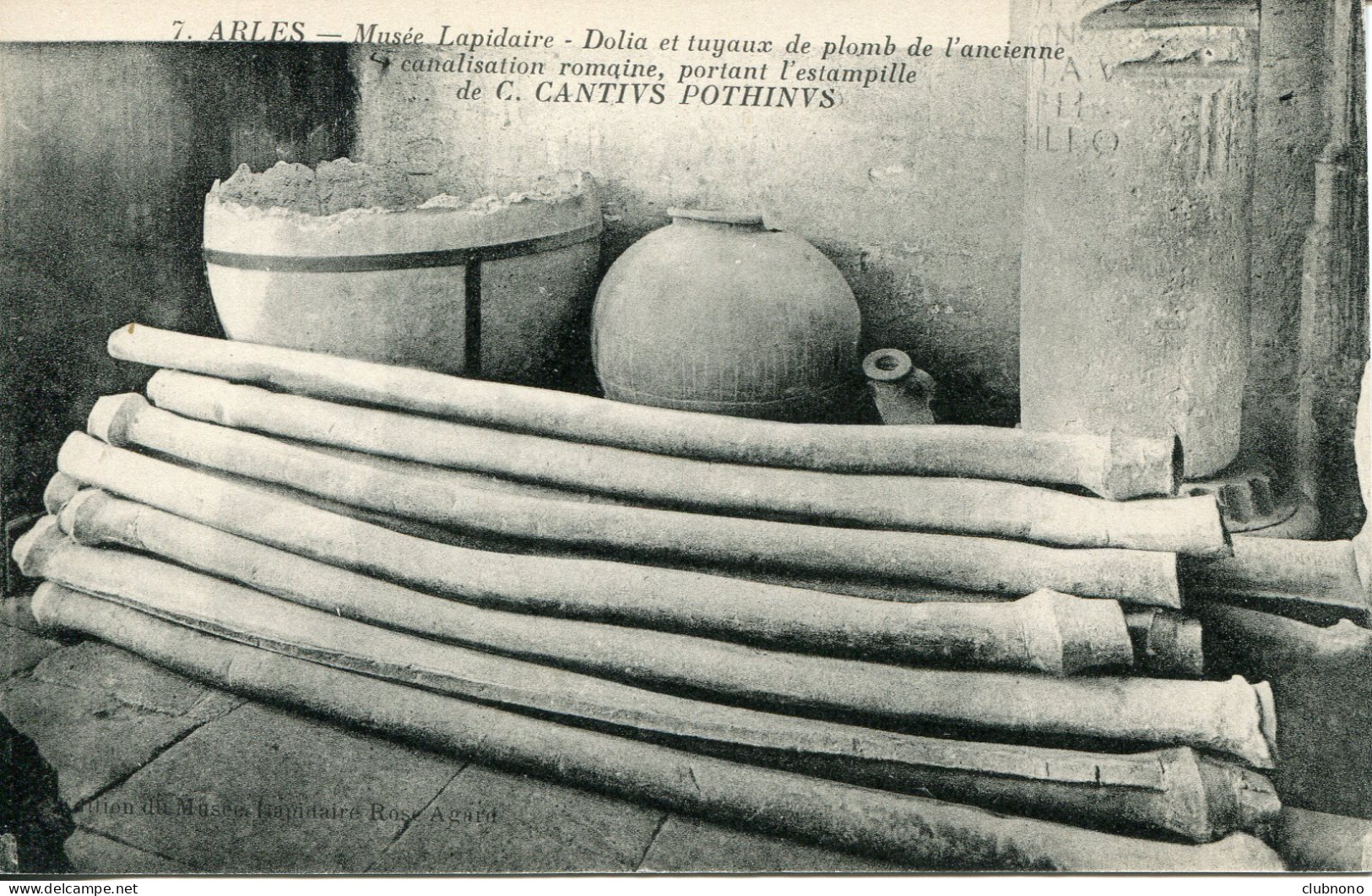 CPA - ARLES - MUSEE LAPIDAIRE - DOLIA ET TUYAUX DE PLOMB DE L'ANCIENNE CANALISATION ROMAINE - Arles