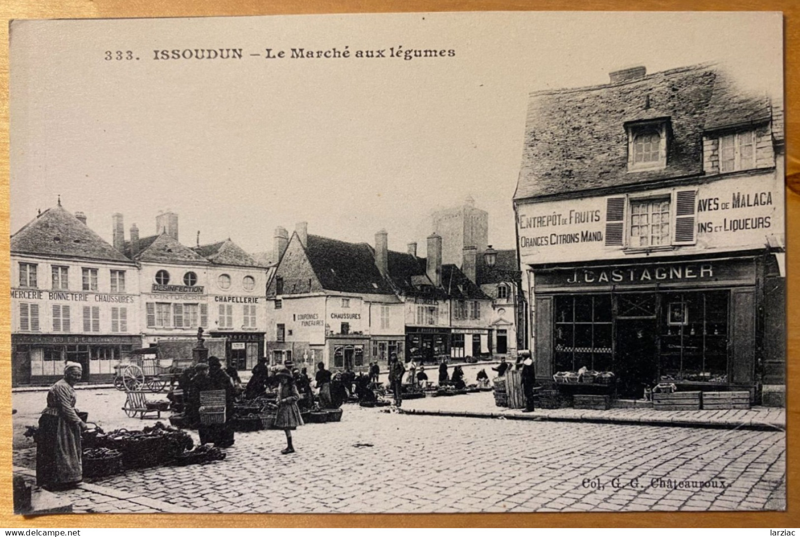 Carte Postale Ancienne Issoudun (36) Le Marché Aux Légumes - Issoudun