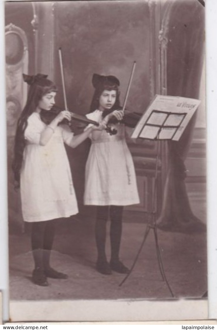 Carte Photo 1919 Deux Jeunes Filles Jouant Au Violon    Réf 29984 - Identifizierten Personen