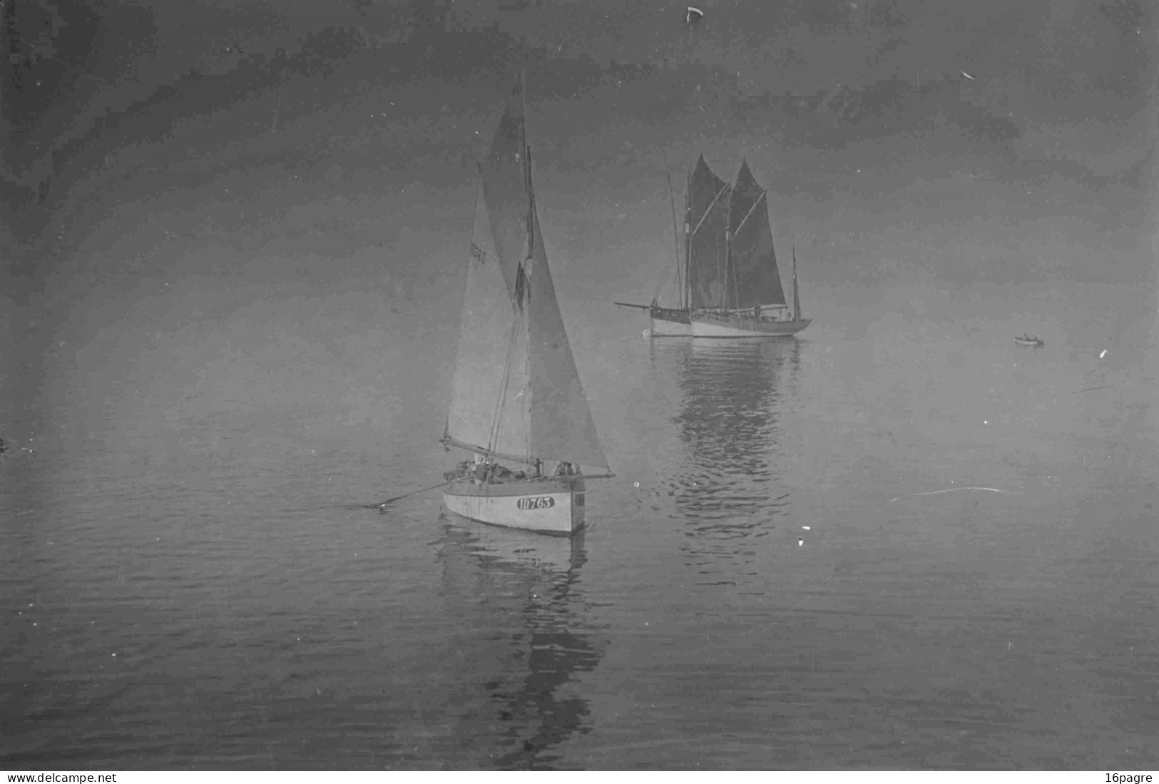 GRANDE PLAQUE DE VERRE. BATEAUX DE PÊCHE. ILE D’OLÉRON. ANNÉES 50. - Diapositivas De Vidrio