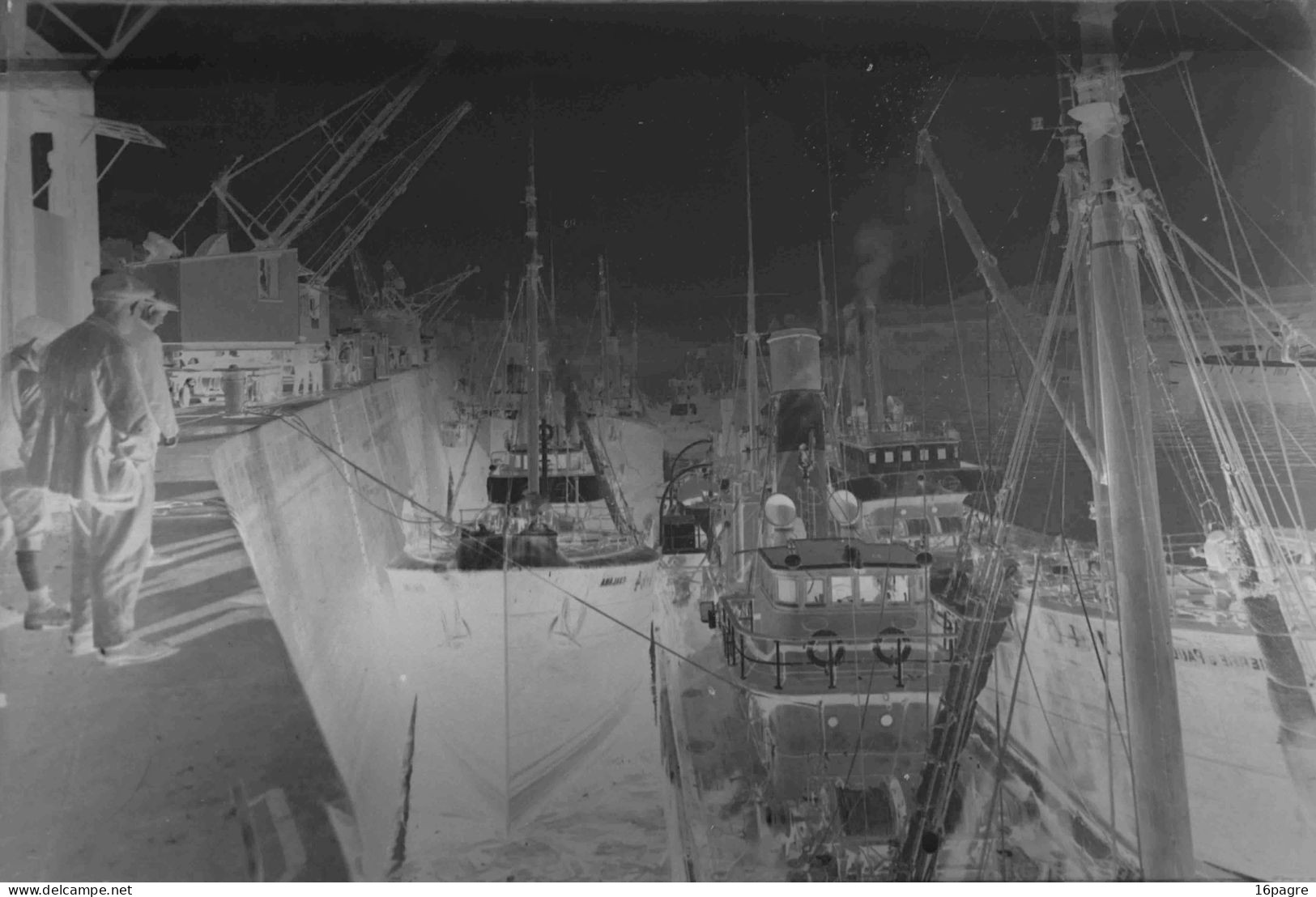 GRANDE PLAQUE DE VERRE. NAVIRES Á COUPLE DANS LE PORT DE NANTES. ANNÉES 50. - Diapositivas De Vidrio