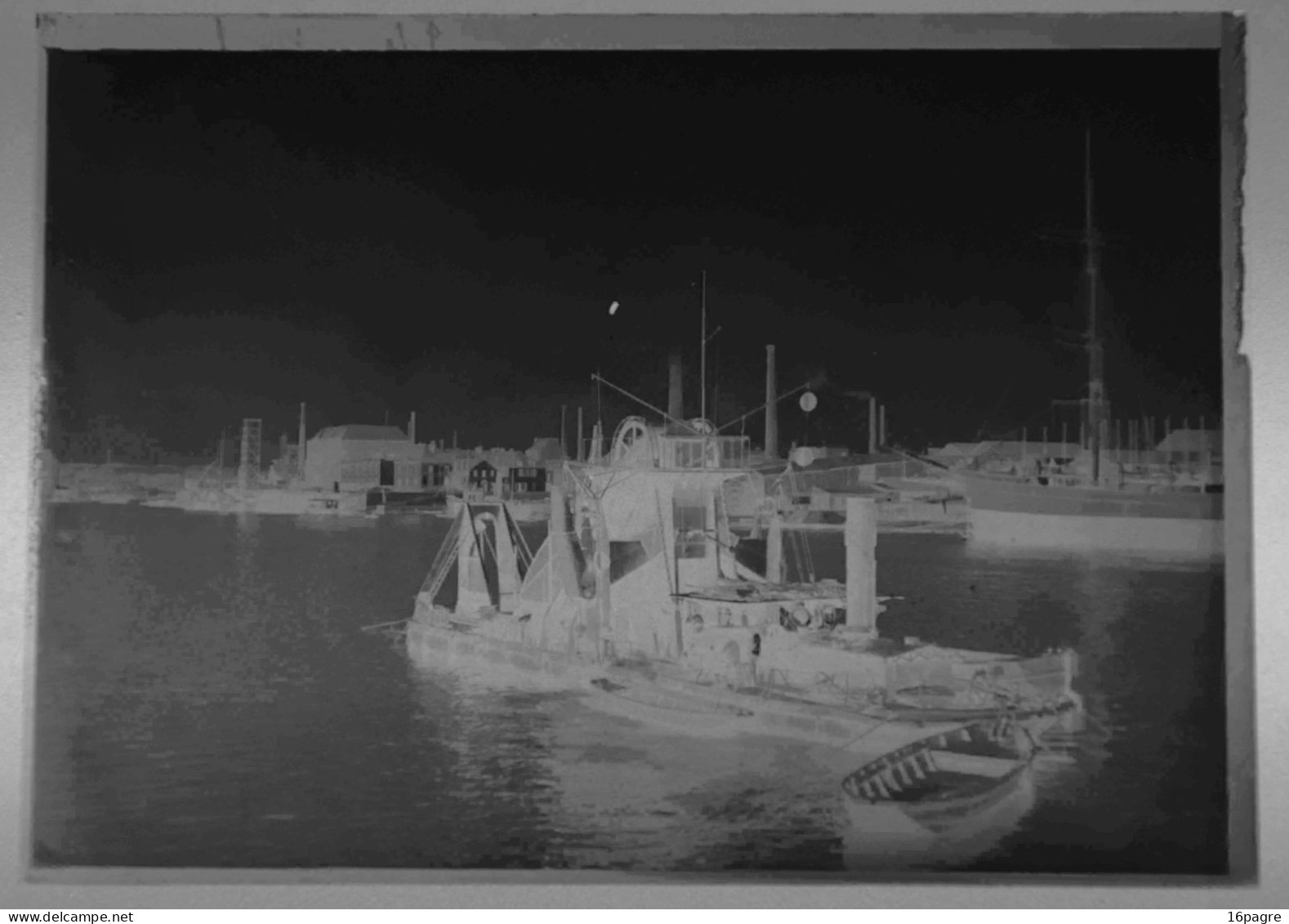 PLAQUE DE VERRE. DRAGUE Á VAPEUR AVEC ANNEXE DANS LE PORT DE NANTES. - Glasdias