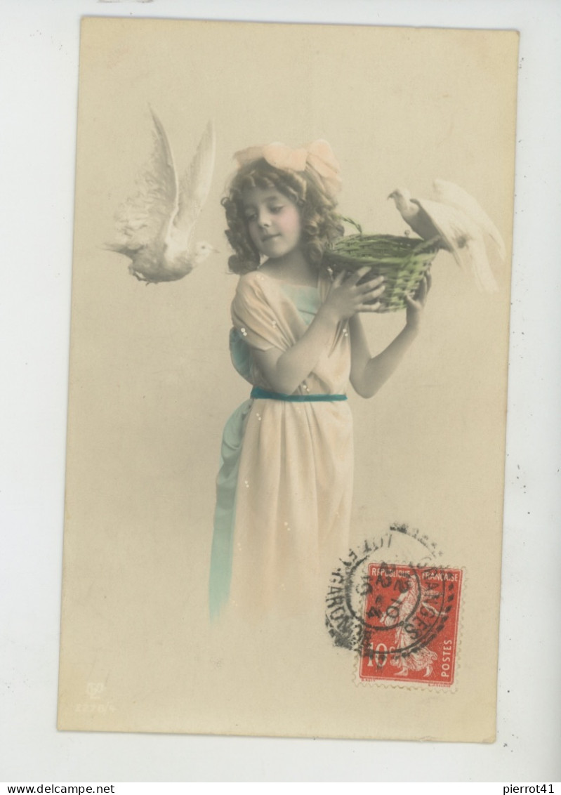 ENFANTS - LITTLE GIRL - MAEDCHEN - Jolie Carte Fantaisie Fillette Avec Oiseaux Colombes - Portraits