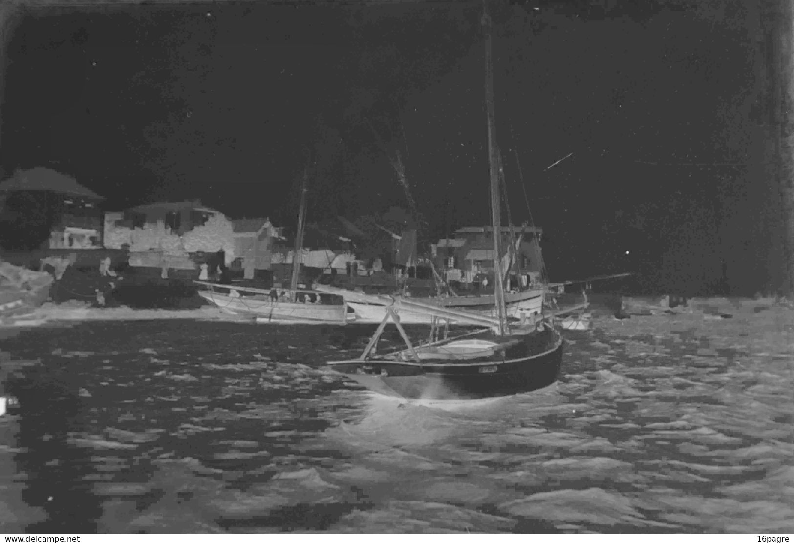 PLAQUE DE VERRE. VOILIERS AU MOUILLAGE DANS UN PORT SUR MER AGITÉE - Diapositivas De Vidrio