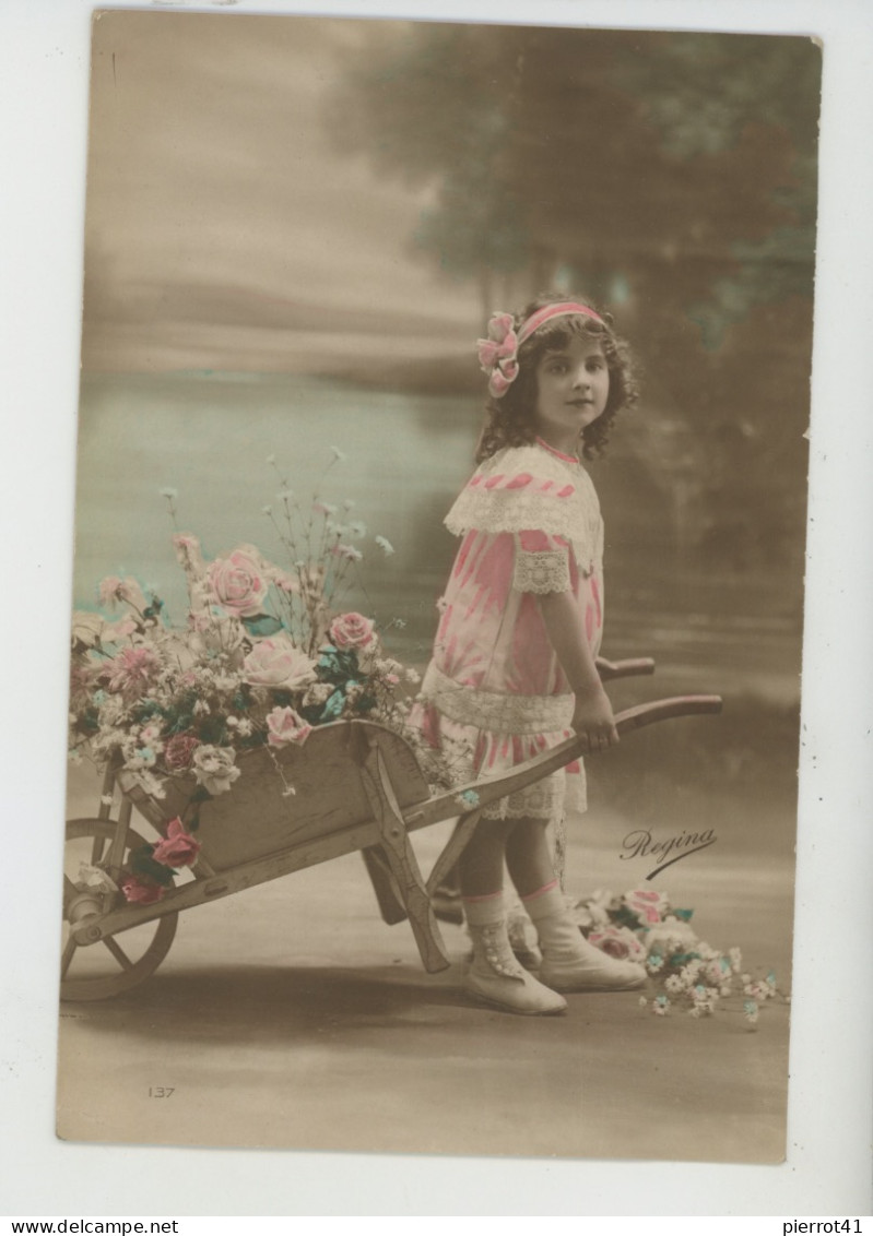 ENFANTS - LITTLE GIRL - MAEDCHEN - Jolie Carte Fantaisie Fillette Avec Fleurs Dans Brouette - Portretten