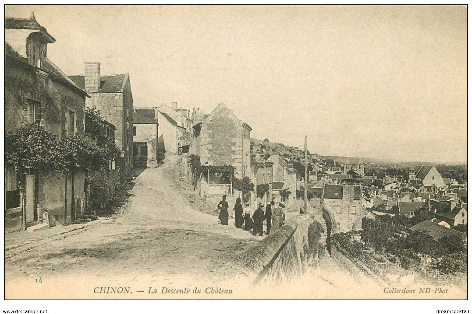 37 CHINON. La Descente Du Château - Chinon