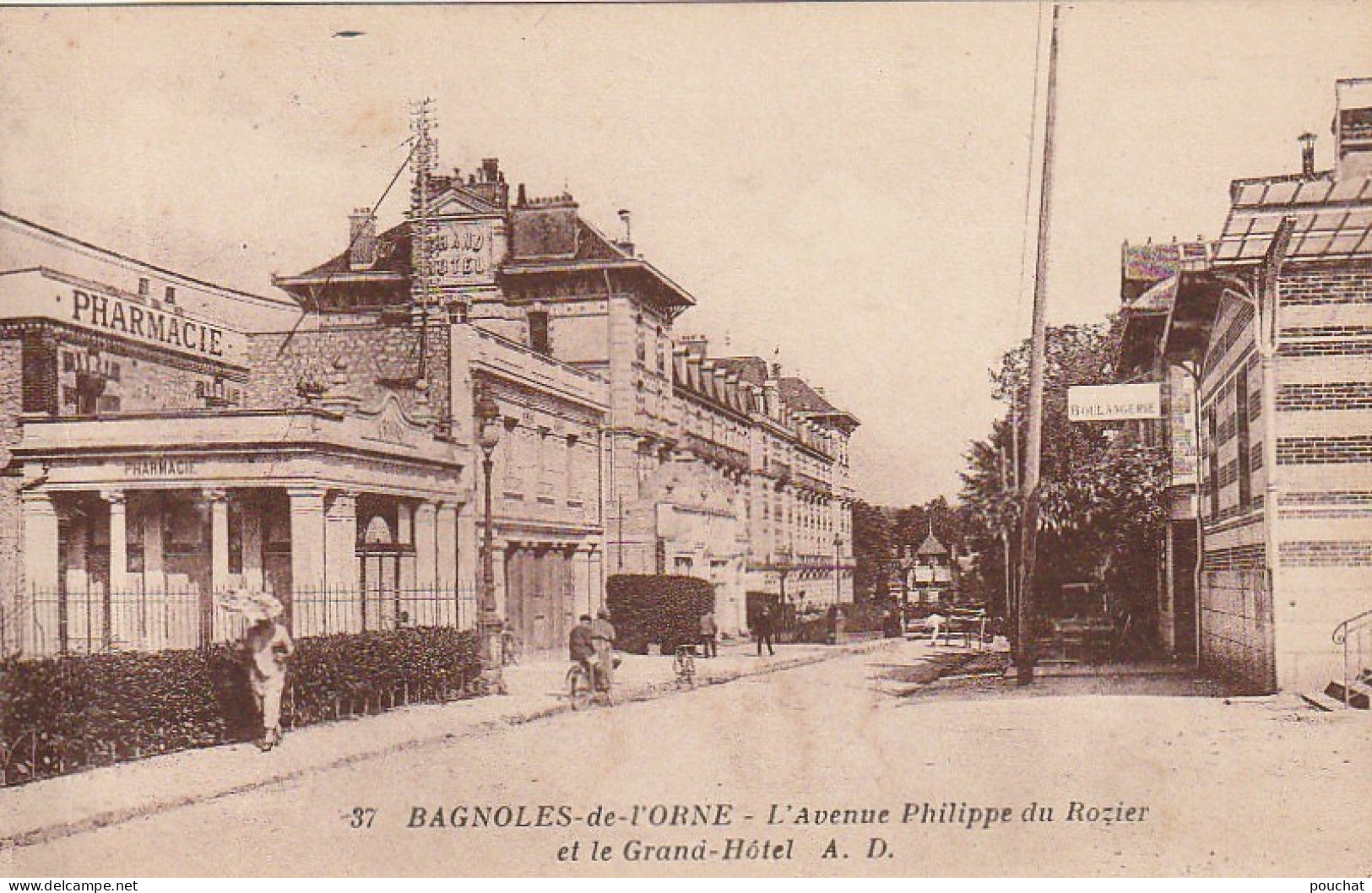 TE 3-(61) BAGNOLES DE L' ORNE - L' AVENUE PHILIPPE DU ROZIER ET LE GRAND HOTEL - PHARMACIE  - 2 SCANS - Bagnoles De L'Orne