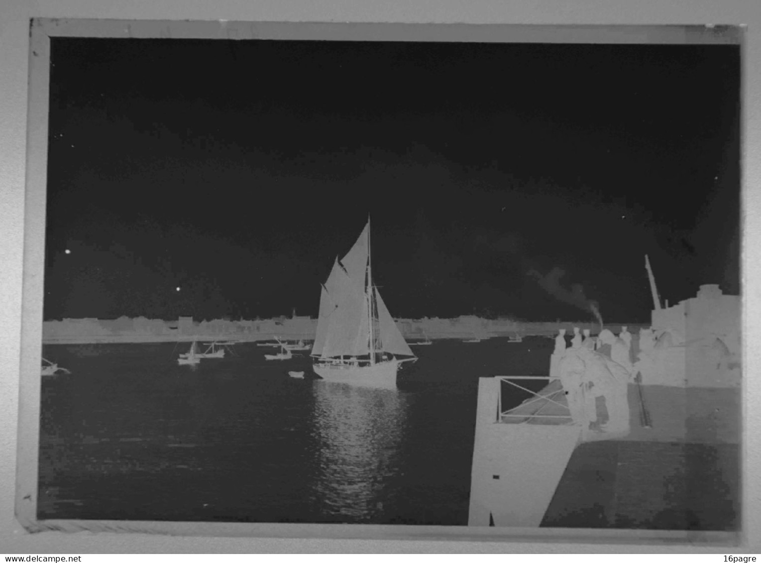 PLAQUE DE VERRE. BATEAU DE PÊCHE AU MOUILLAGE. ANNÉES 50. - Glass Slides