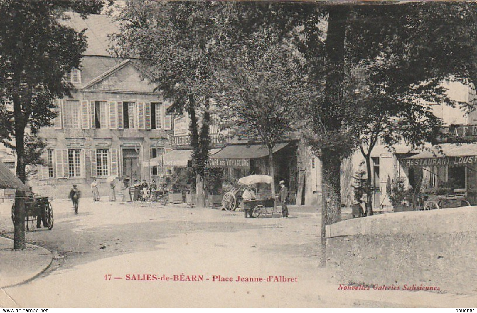 TE 11-(64) SALIES DE BEARN - PLACE JEANNE D' ALBRET - CAFE DES VOYAGEURS - MARCHAND AMBULANT -ANIMATION - 2 SCANS - Salies De Bearn