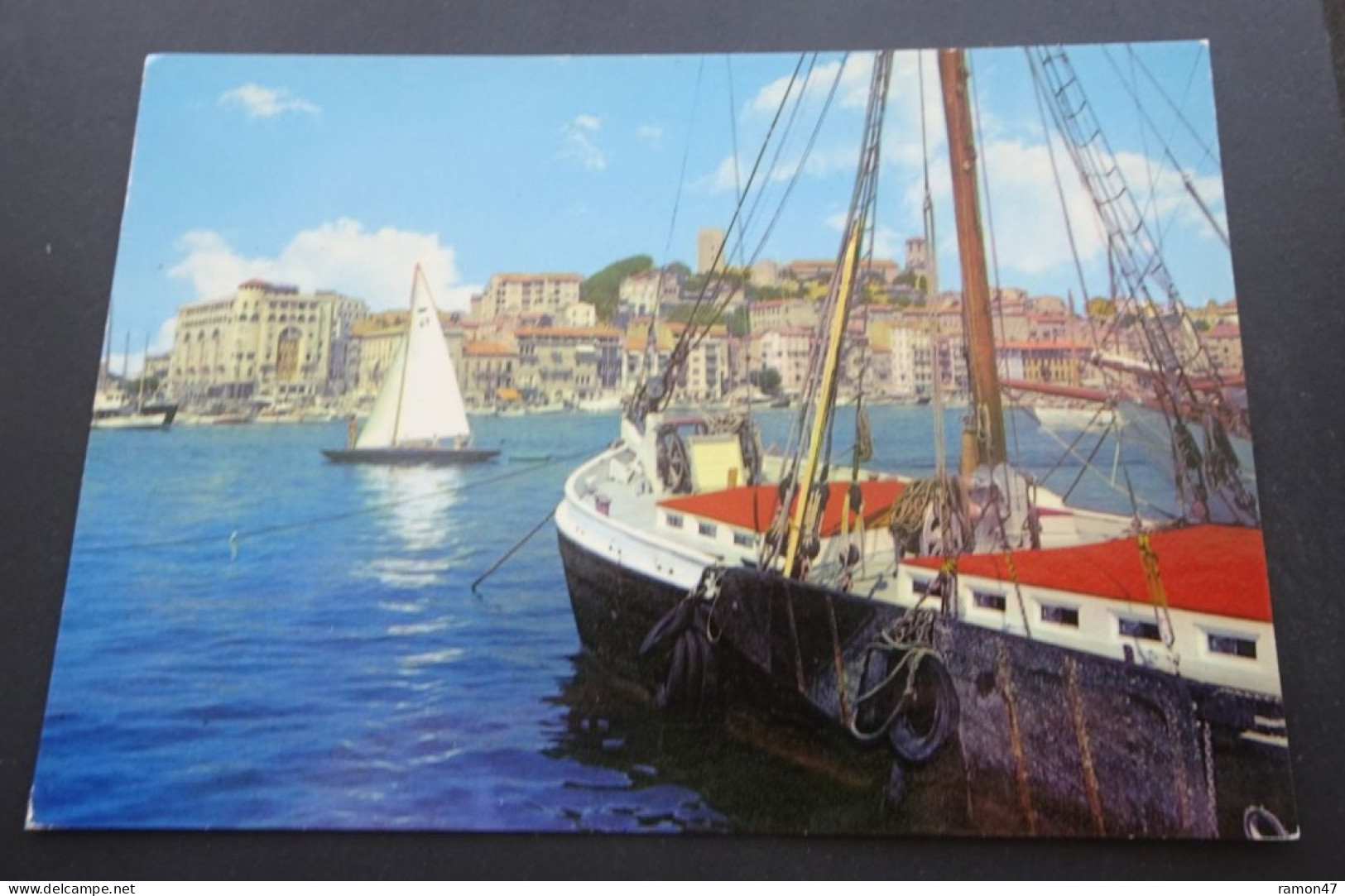 Cannes - Vue Sur Le Suquet Et Le Quai Saint-Pierre - Editions D'Art ALTARI, Nice - Cannes