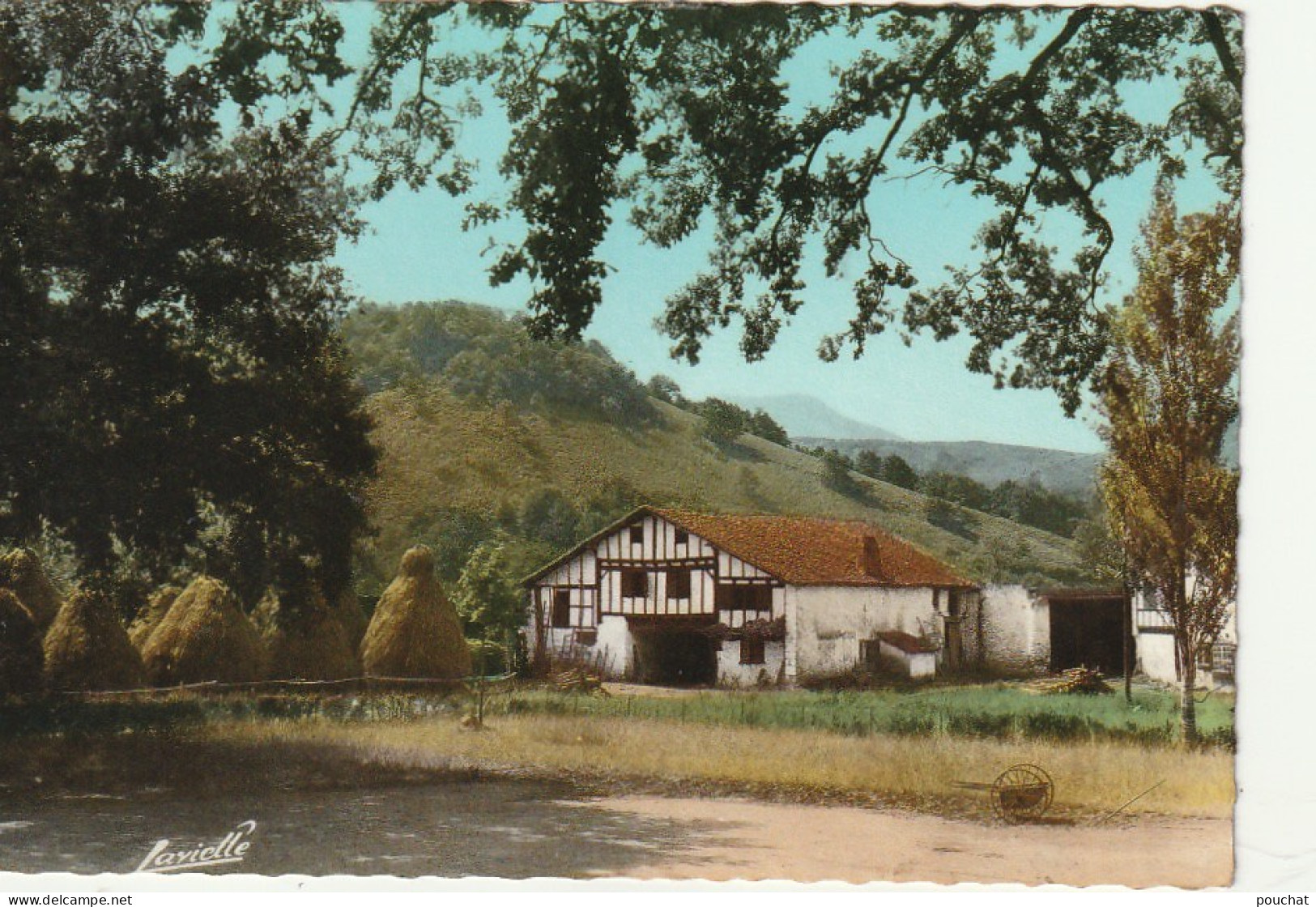 TE 12-(64) FERME TYPIQUE EN PAYS BASQUE - EDIT . LAVIELLE , BIARRITZ - CARTE COULEURS - 2 SCANS - Other & Unclassified