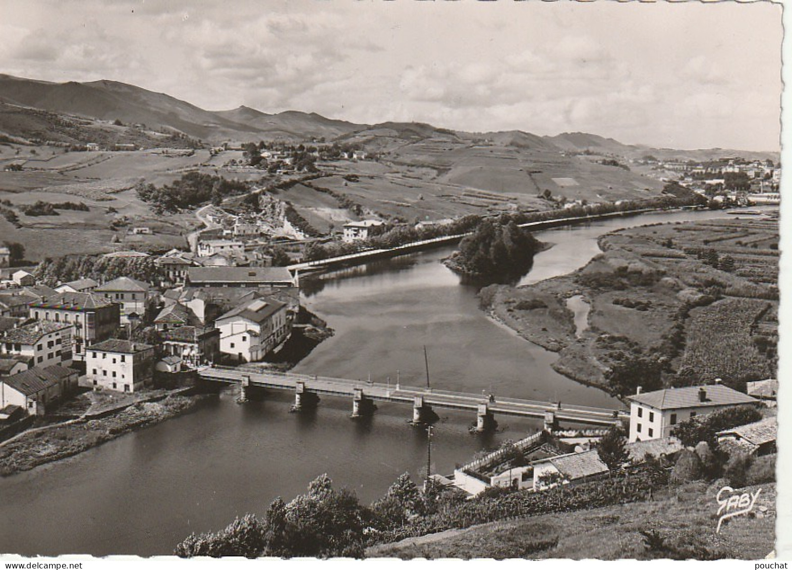 TE 13-(64) BEHOBIE - LE PONT INTERNATIONAL ET L' ILE DES FAISANS  - VUE AERIENNE - TAMPON BAR TERMINUS , HENDAYE - Béhobie