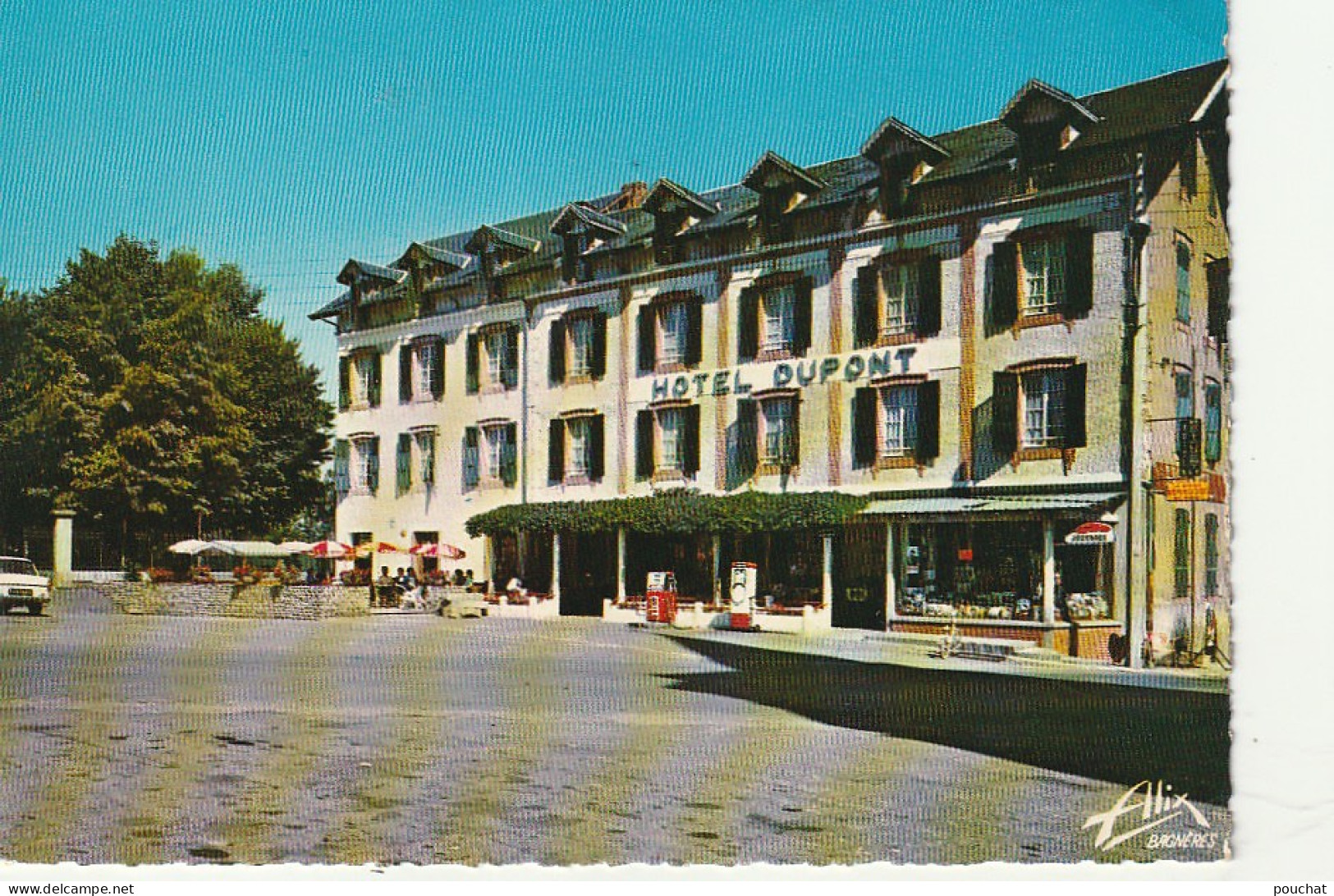TE 14 -(65) CASTELNAU MAGNOAC - HOTEL DUPONT- POMPES ESSENCE , COMMERCE JOURNAUX - CARTE COULEURS - 2 SCANS - Castelnau Magnoac