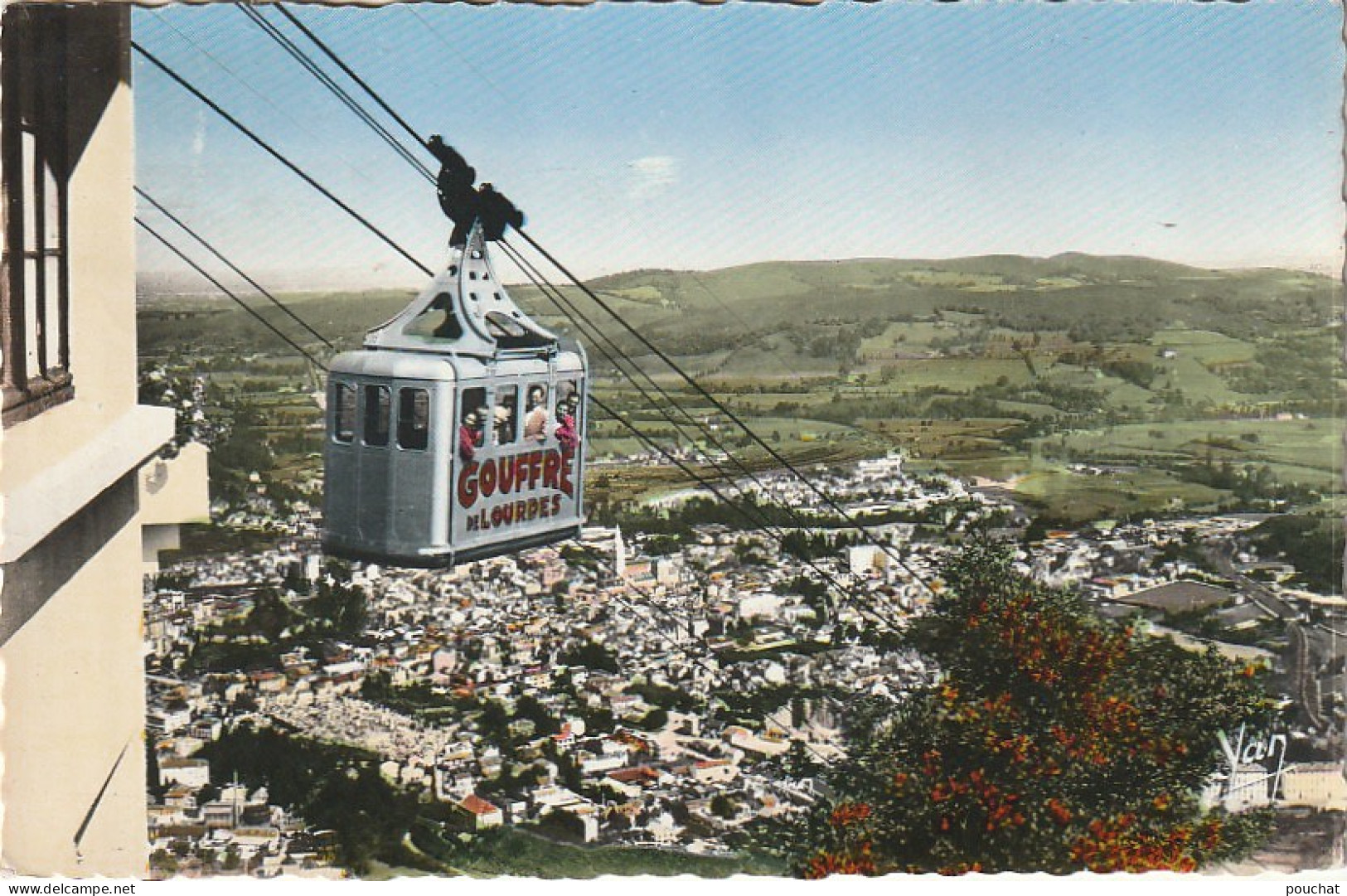 TE 15-(65) LOURDES - TELEFERIQUE DU BEOUT- ARRIVEE D' UNE CABINE A LA GARE SUPERIEURE - TAMPON HOTEL CHRISTIAN & GLUNY - Lourdes