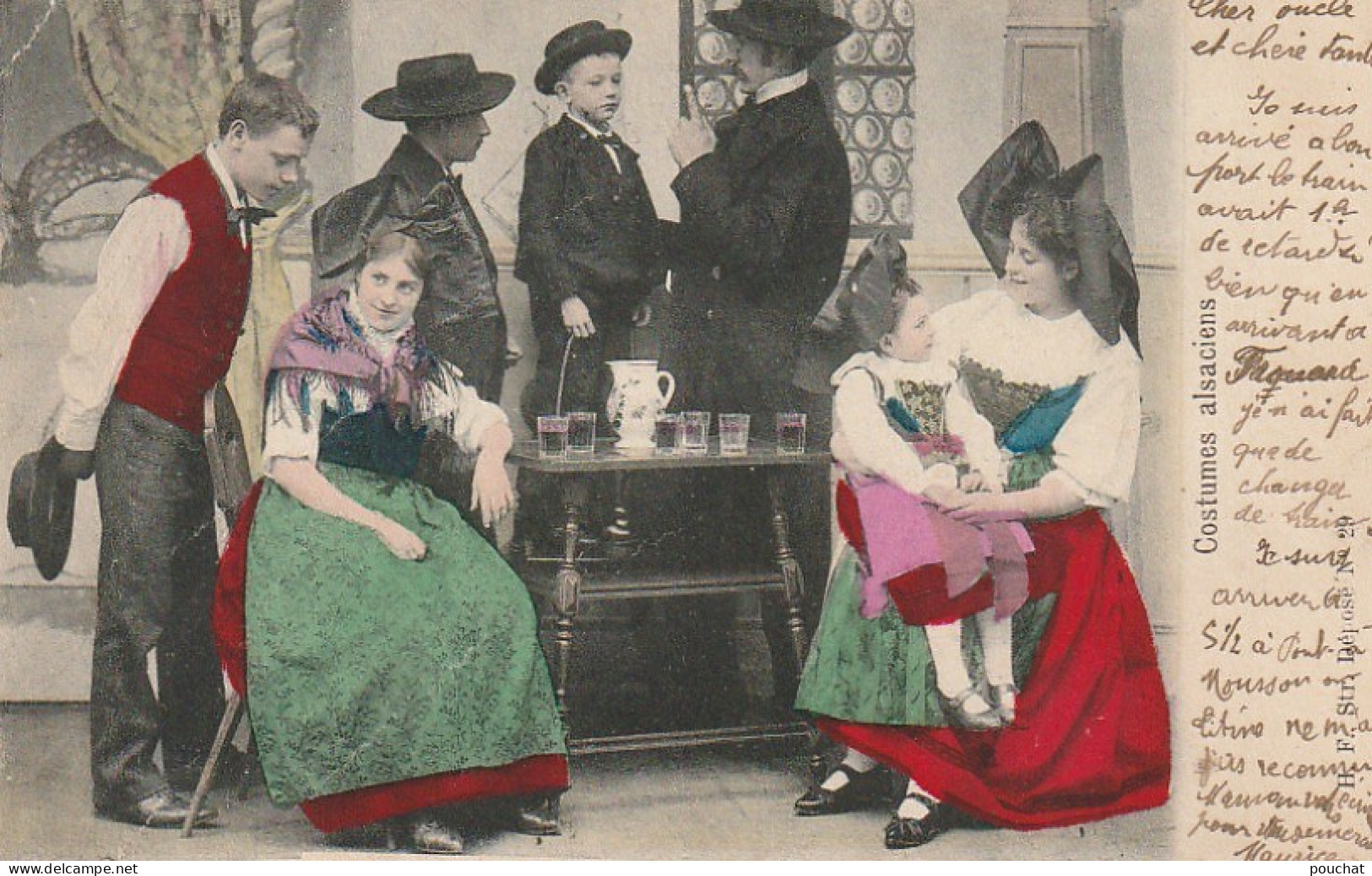 TE 19- COSTUMES ALSACIENS - FAMILLE AUTOUR D' UN VERRE - CARTE COLORISEE - 2 SCANS - Vestuarios