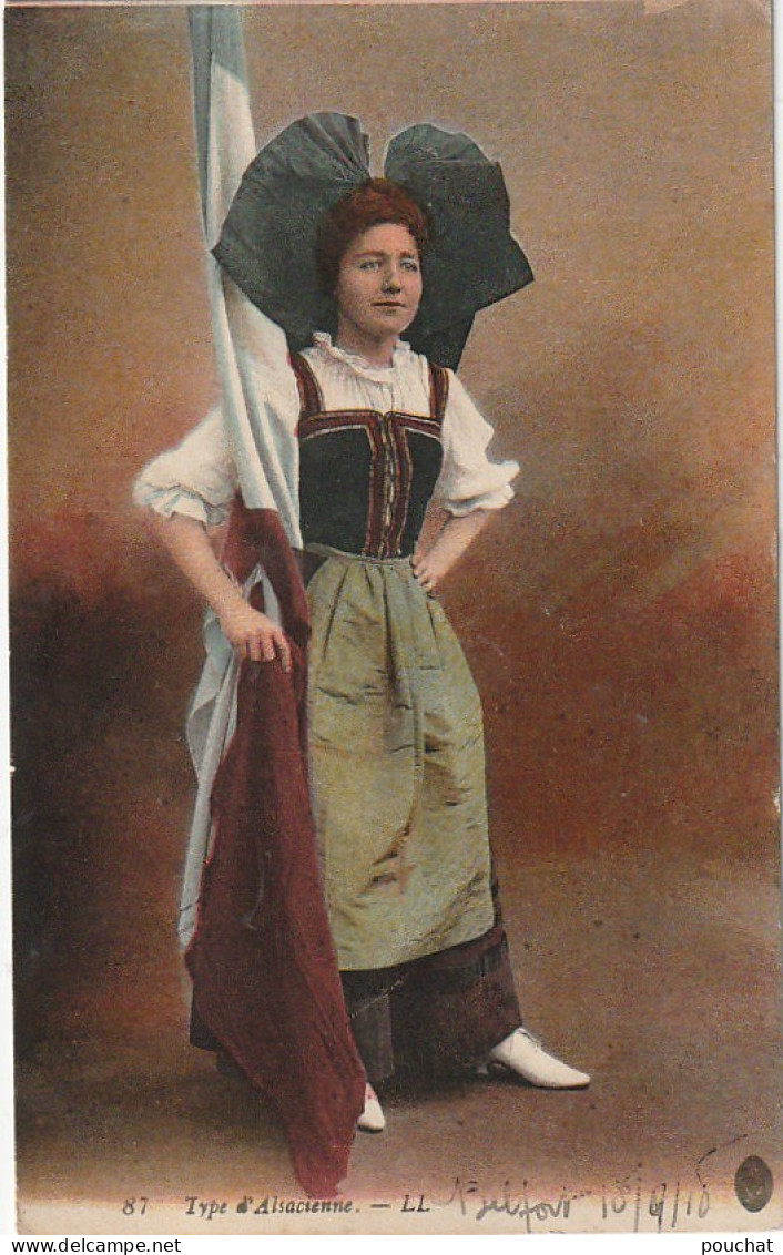 TE 19- TYPE D' ALSACIENNE  - FEMME EN COSTUME TRADITIONNEL ET DRAPEAU FRANCAIS - 2 SCANS - Vestuarios