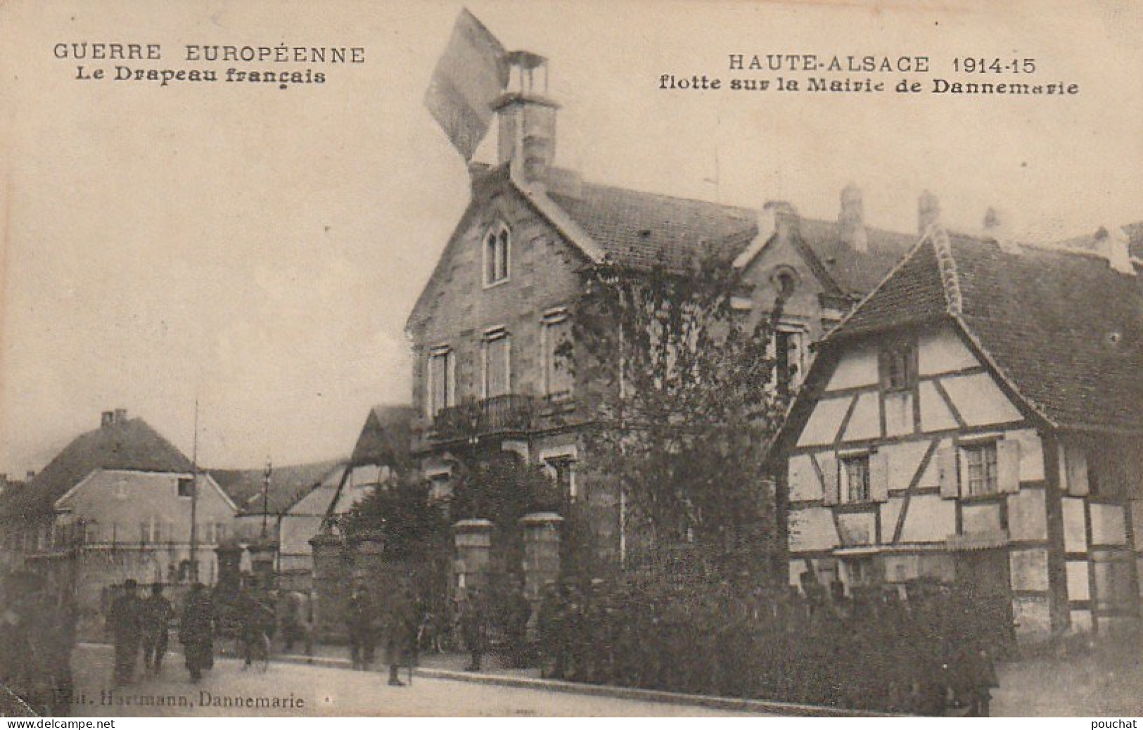 TE 21-(68) GUERRE 1914/15 - LE DRAPEAU FRANCAIS FLOTTE SUR LA MAIRIE DE DANNEMARIE - 2 SCANS - Dannemarie