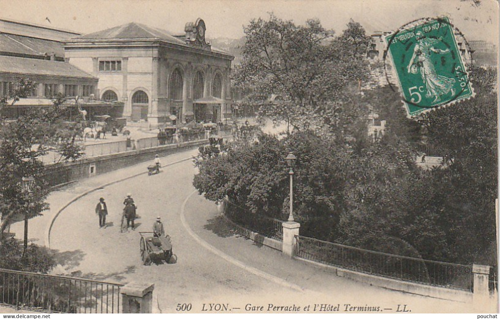 TE 22-(69) LYON - GARE  PERRACHE ET HOTEL TERMINUS - ANIMATION - OUVRIERS REFECTION DE L' AUVENT - 2 SCANS - Sonstige & Ohne Zuordnung