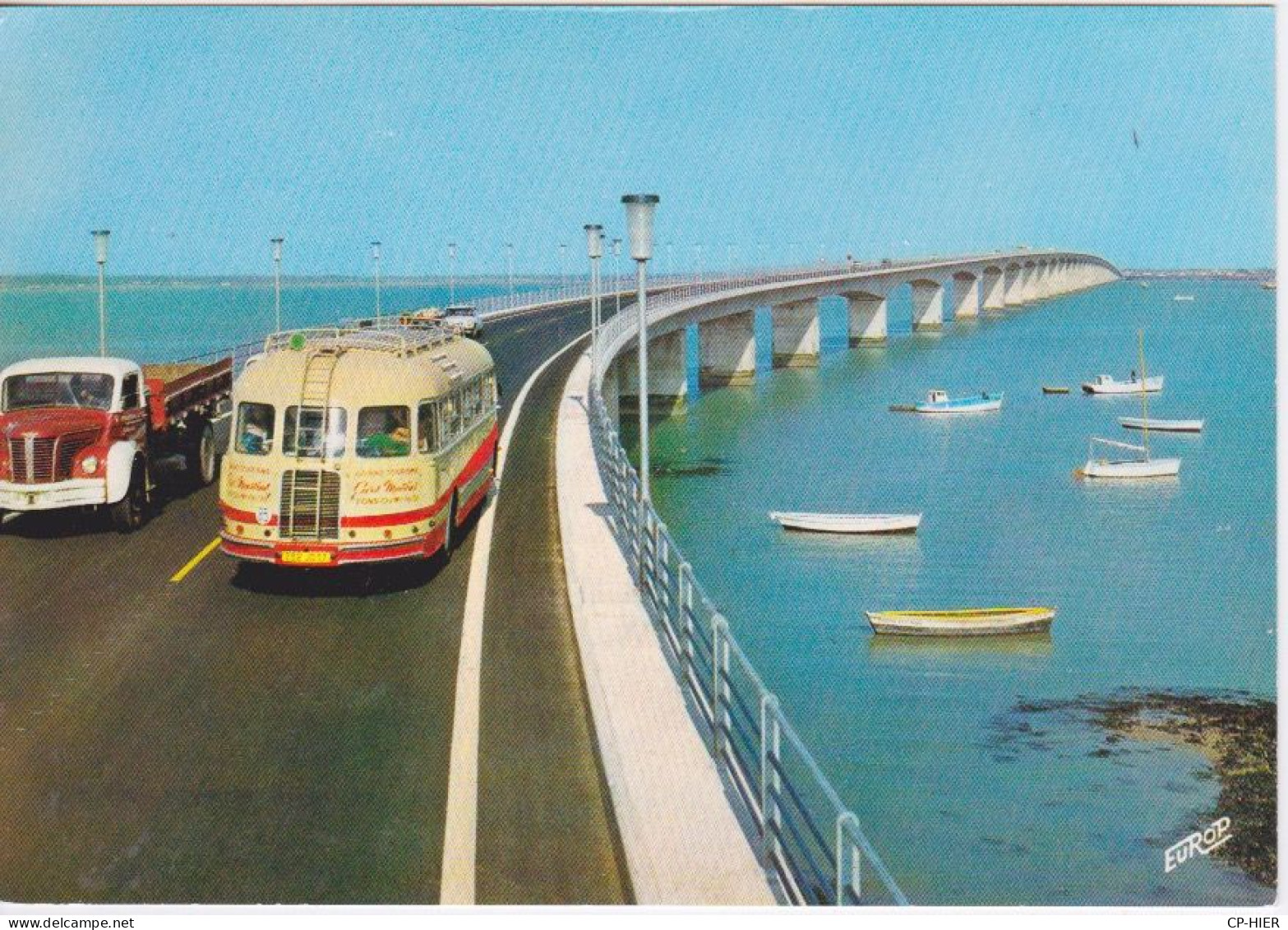 TRANSPORT - AUTOCAR ET CAMION  POIDS LOUDS BERLIET SUR LE PONT VIADUC  OLERON - CONTINENT - Andere & Zonder Classificatie