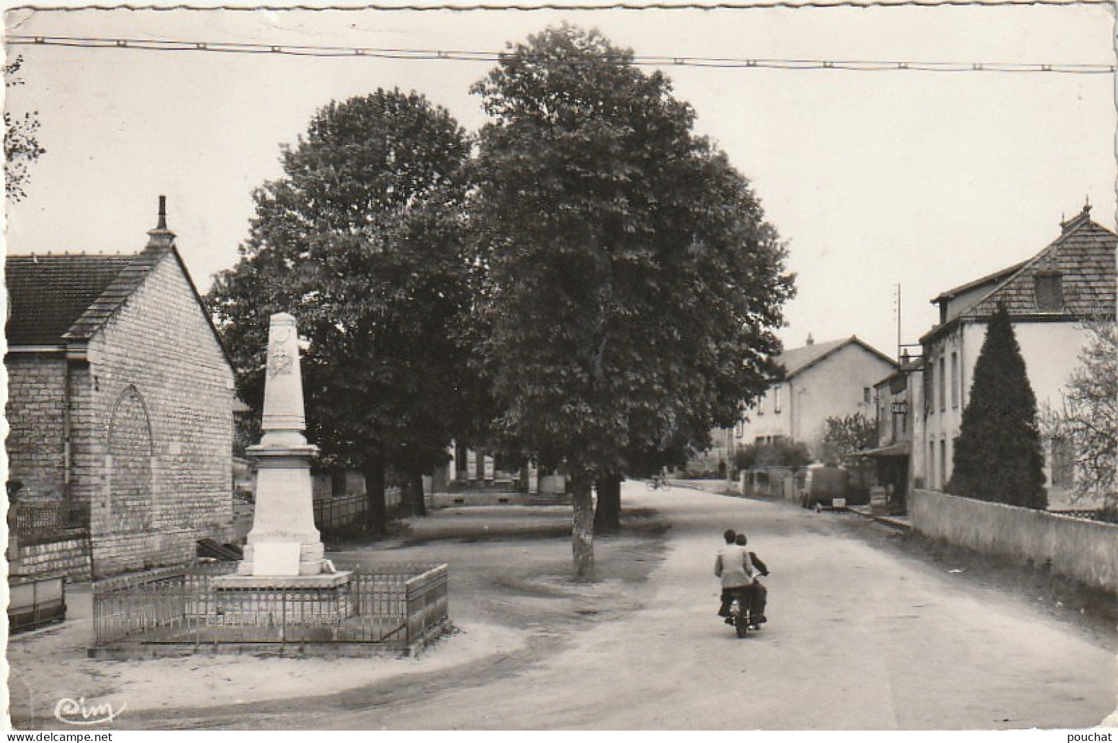 TE 23-(71) ECUISSES - PLACE WILSON ET LE MONUMENT AUX MORTS - MOBYLETTE - 2 SCANS - Autres & Non Classés