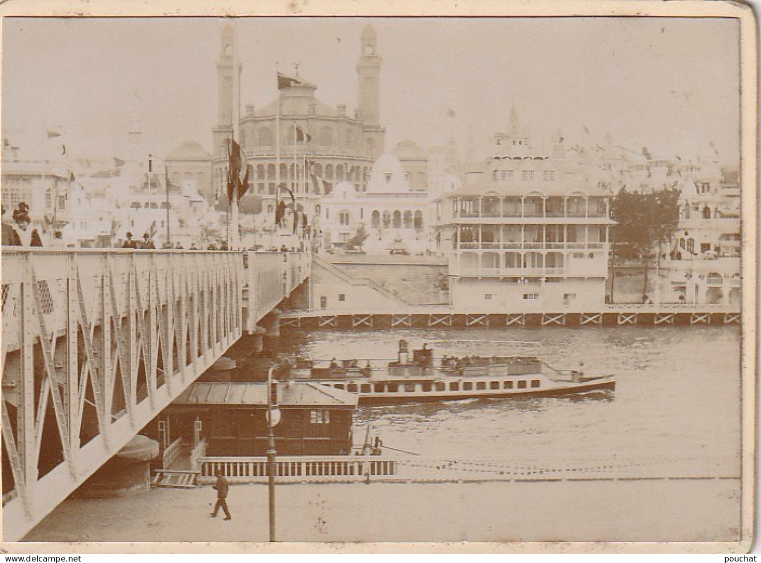 UR 4-(75) PONT D' IENA ET TROCADERO - BATEAU MOUCHE - EXPOSITION UNIVERSELLE PARIS 1900 - PHOTO SUR SUPPORT CARTONNE - Places