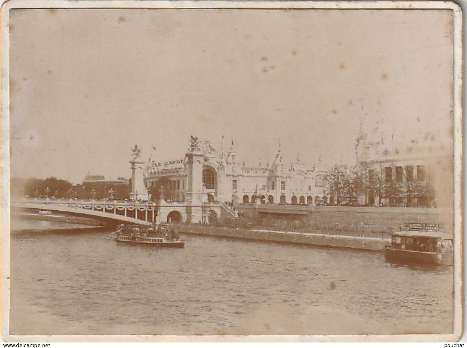 UR 4-(75) PONT ALEXANDRE III ET ESPLANADE DES INVALIDES  - BATEAUX - EXPOSITION  PARIS 1900 - PHOTO SUR SUPPORT CARTONNE - Places