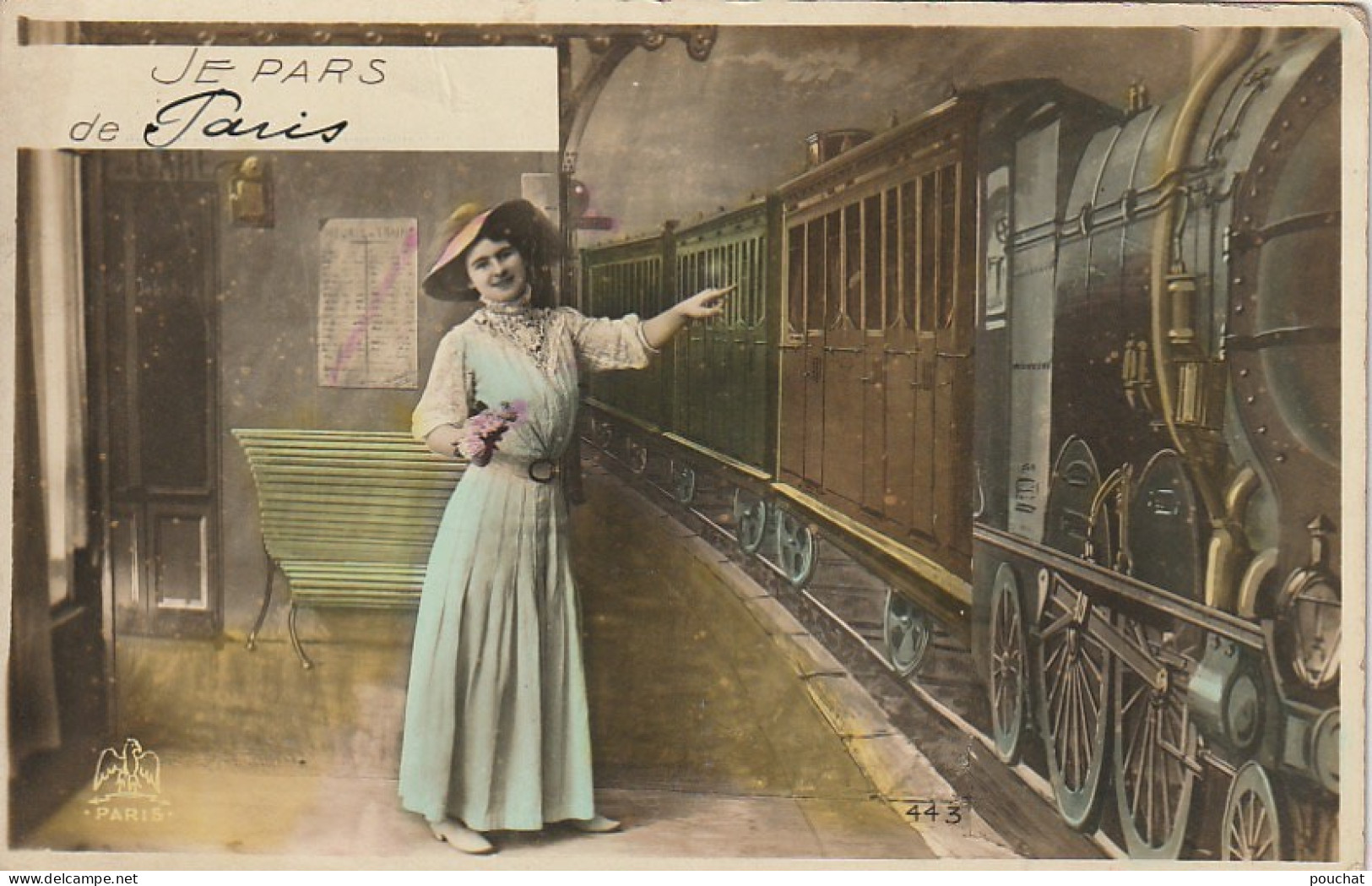 UR 5-(75) " JE PARS DE PARIS " - FEMME SUR QUAI DE GARE - LOCOMOTIVE , WAGONS - CARTE FANTAISIE COLORISEE  - 2 SCANS - Métro Parisien, Gares