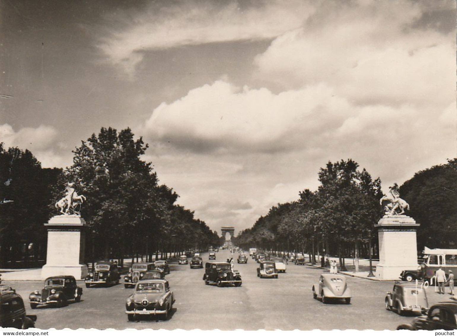 UR 6-(75) AVENUE DES CHAMPS ELYSEES ET ARC DE TRIOMPHE DE L' ETOILE - AUTOMOBILES  - AGENT DE CIRCULATION - Champs-Elysées