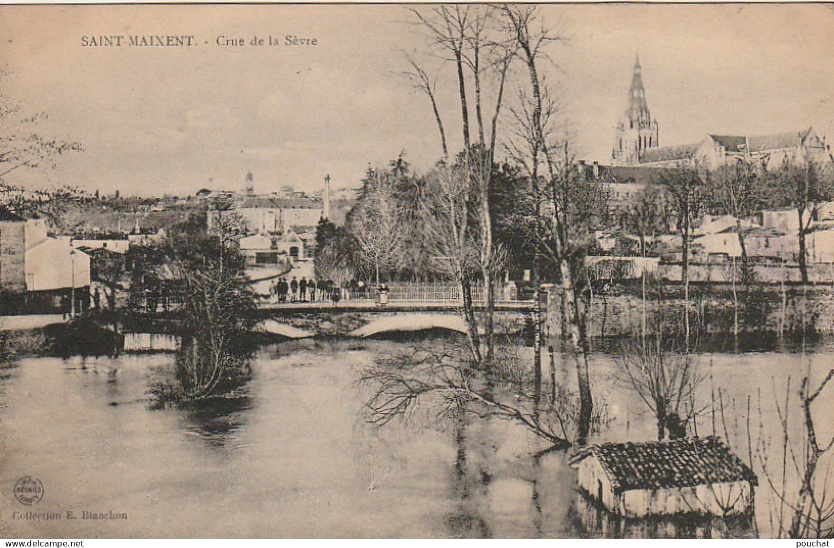 UR 10-(79) SAINT MAIXENT - CRUE DE LA SEVRE - CURIEUX SUR LE PONT - 2 SCANS - Saint Maixent L'Ecole