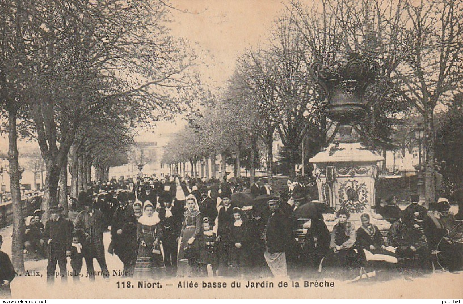 UR 10-(79) NIORT - ALLEE BASSE DU JARDIN DE LA BRECHE - ANIMATION - TENUES TRADITIONNELLES- 2 SCANS - Niort