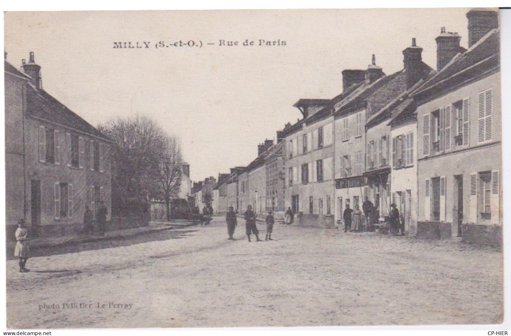 91 - MILLY LA FORET - RUE DE PARIS - ANIMATION DEVANT LE COMMERCE - Milly La Foret