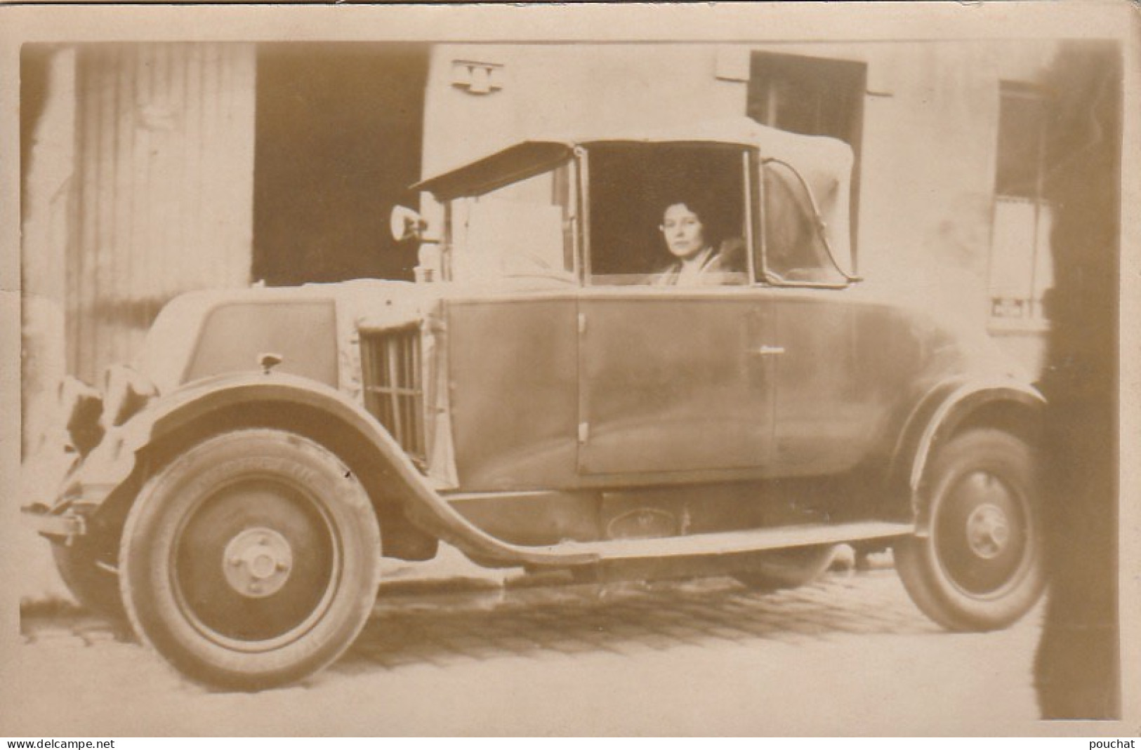 UR 16- CARTE PHOTO FEMME CONDUISANT UNE AUTOMOBILE RENAULT TYPE MT (1923/1925) - 2 SCANS - Voitures De Tourisme